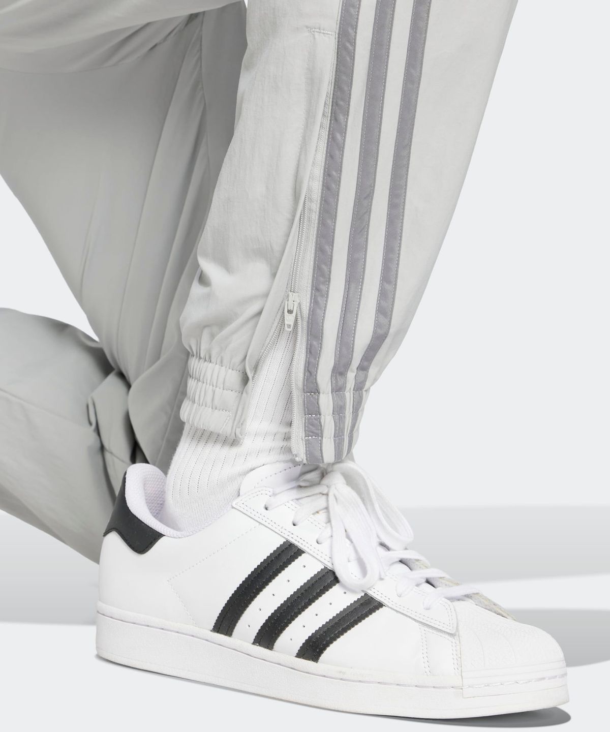 아디다스(ADIDAS) 우븐 파이어버드 트랙 팬츠 - 그레이 / JD0425