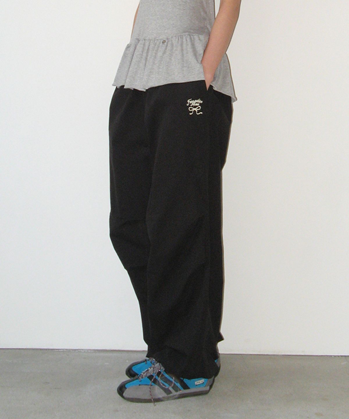 론론(RONRON) DRAWING STITCH PARACHUTE PANTS BLACK