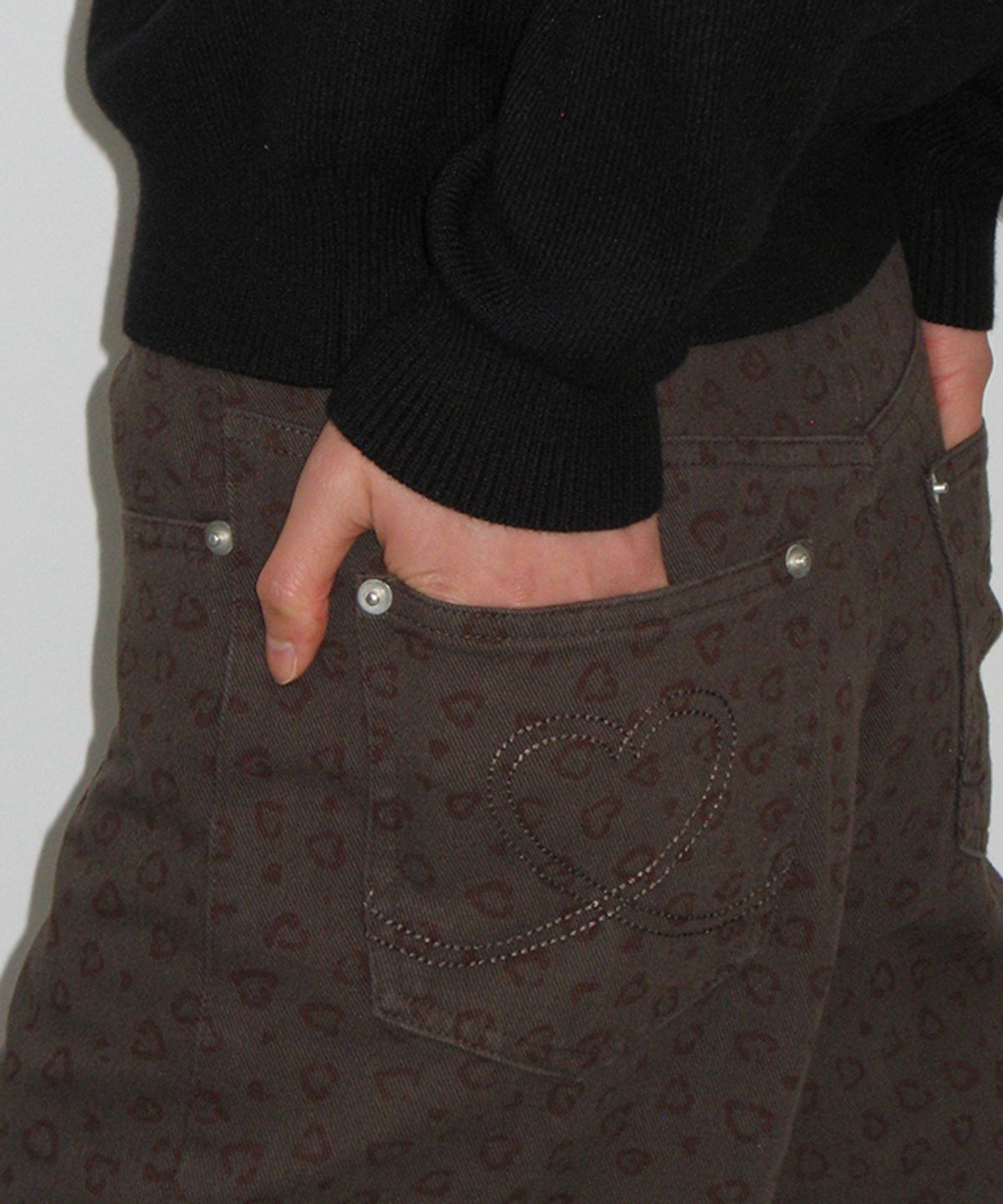 론론(RONRON) HEART LEOPARD STRAIGHT PANTS CHARCOAL BROWN