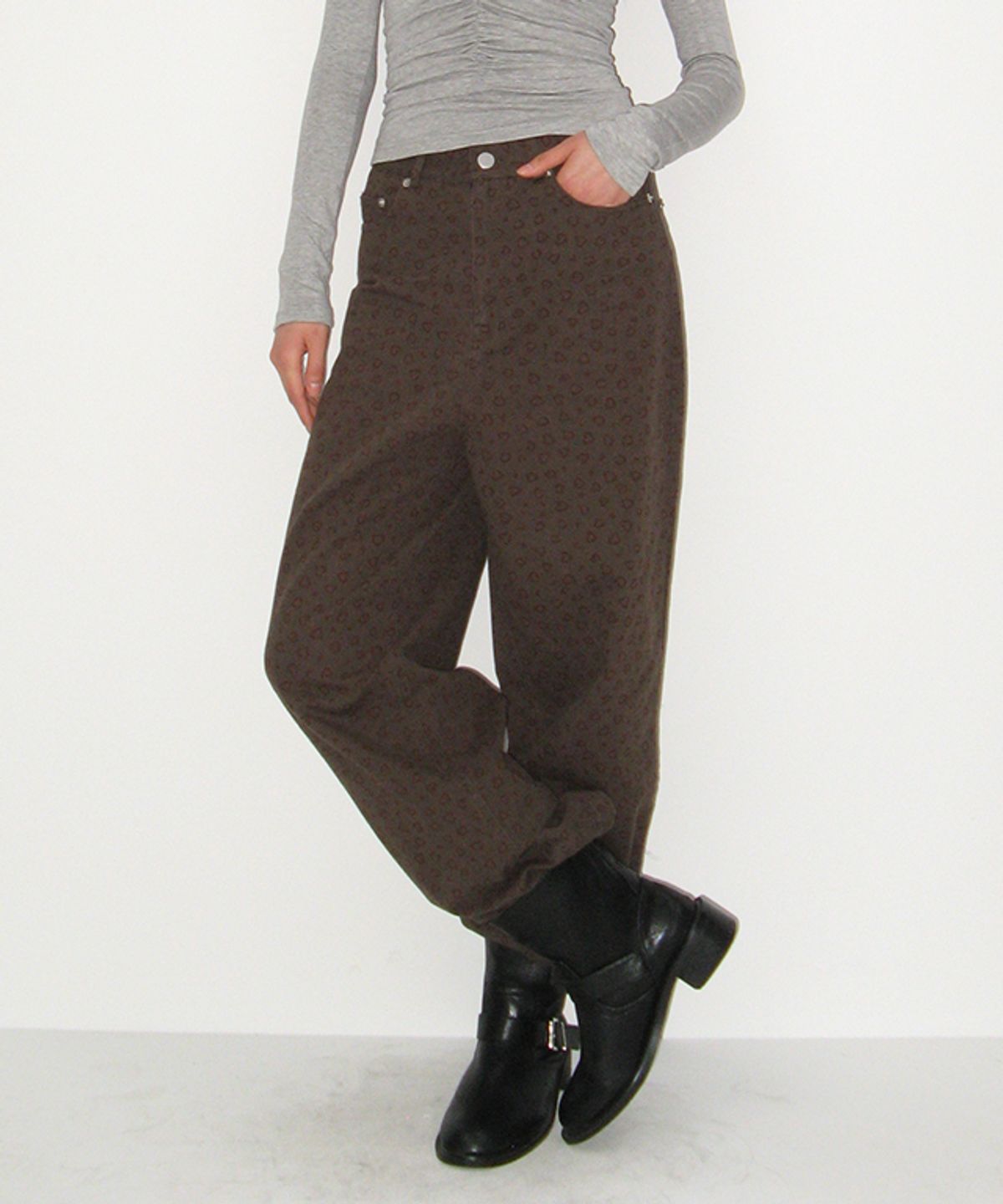 론론(RONRON) HEART LEOPARD STRAIGHT PANTS CHARCOAL BROWN