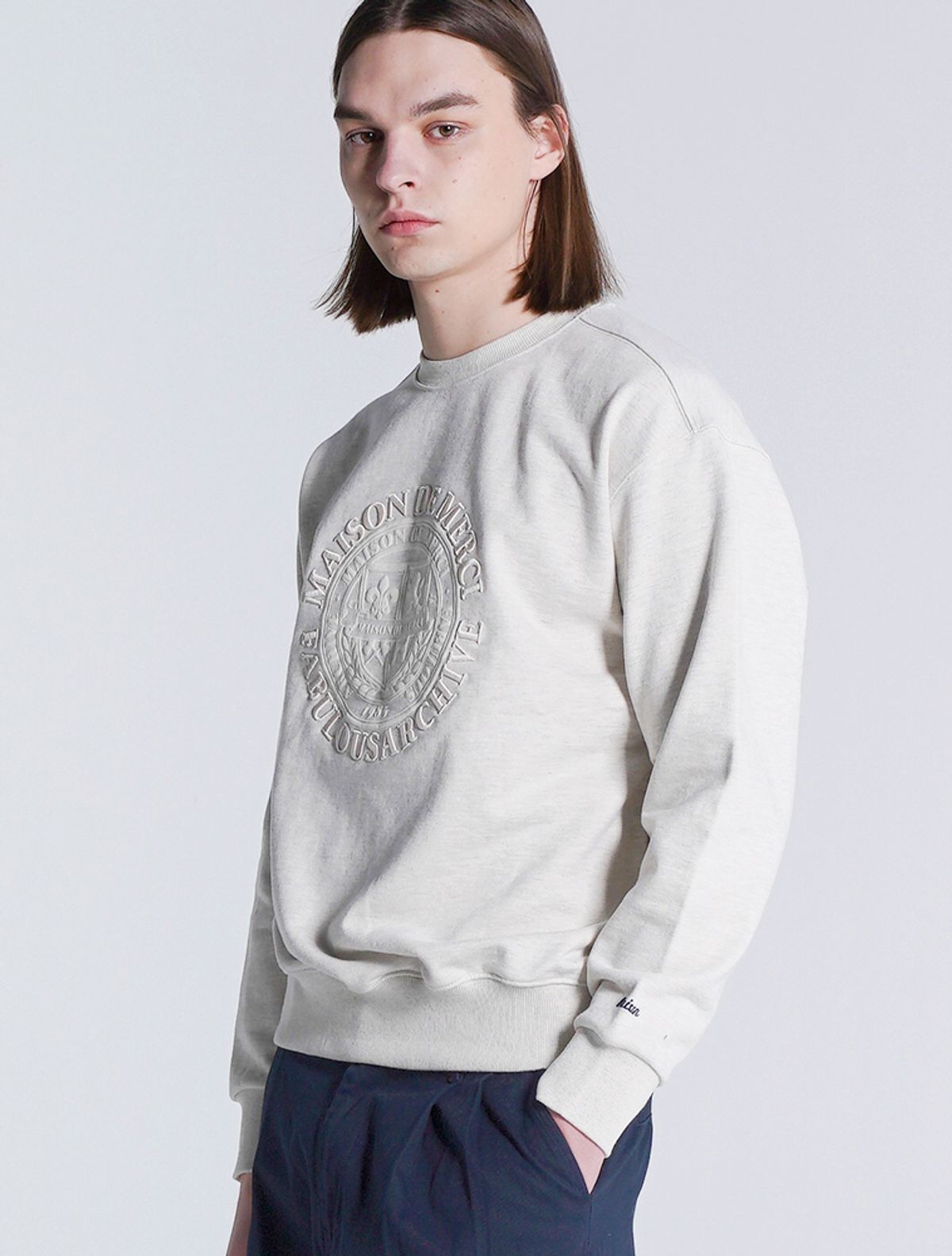 라 메종 스튜디오(LA MAISON STUDIO) UNISEX 쉴드 패턴 맨투맨 오트밀(FCD1TS103M)
