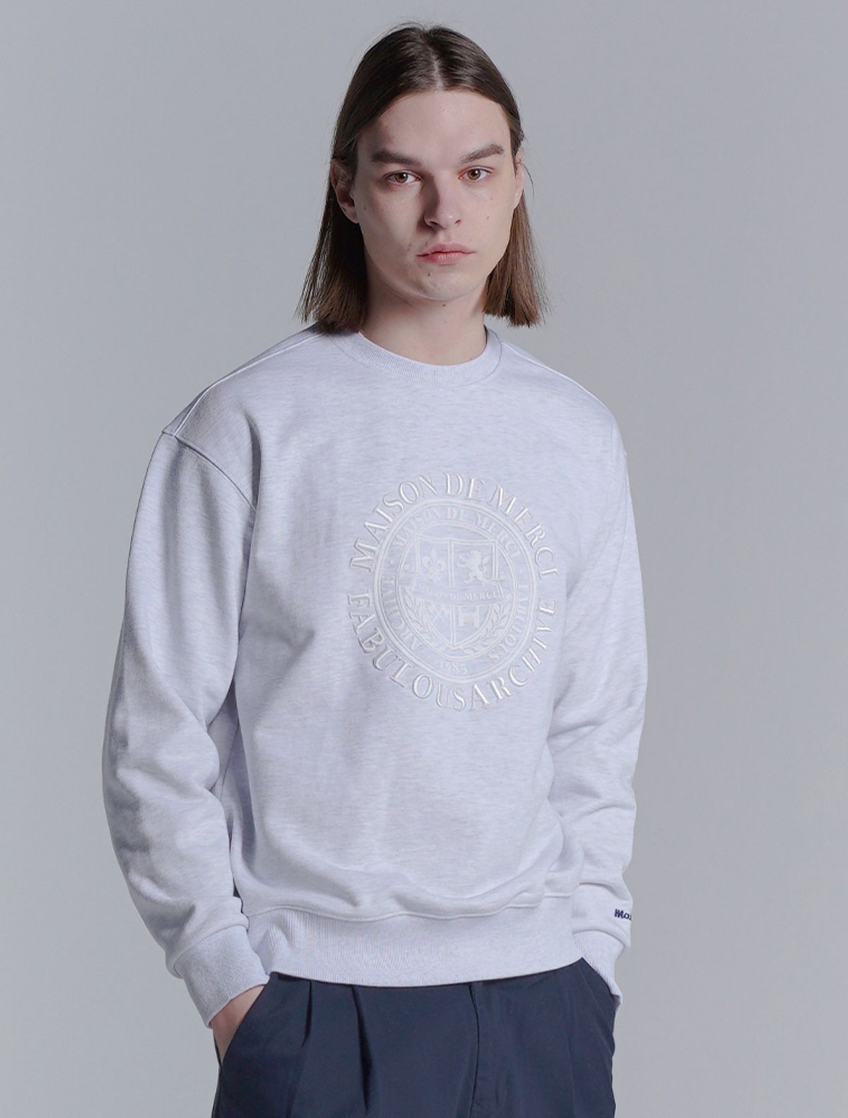 라 메종 스튜디오(LA MAISON STUDIO) UNISEX 쉴드 패턴 맨투맨 애쉬그레이(FCD1TS103M)