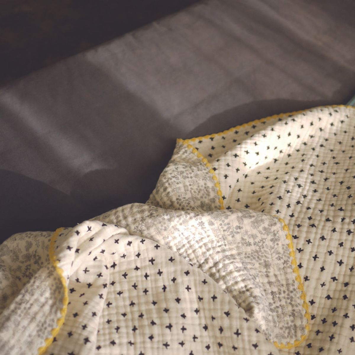 봄봄패브릭스(BOMBOM FABRICS) 6layer gauze blanket (gray small flower + black cross), 6중 거즈 블랭킷