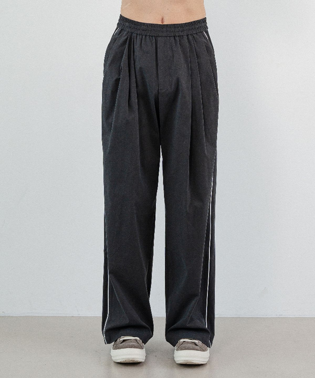 우석(WOOSUK) Piping Pleated Wide Pant (Charcoal)