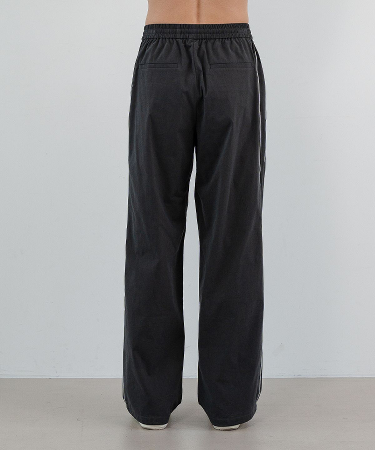 우석(WOOSUK) Piping Pleated Wide Pant (Charcoal)