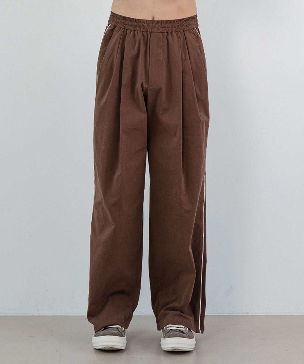 우석(WOOSUK) Piping Pleated Wide Pant (Brown)
