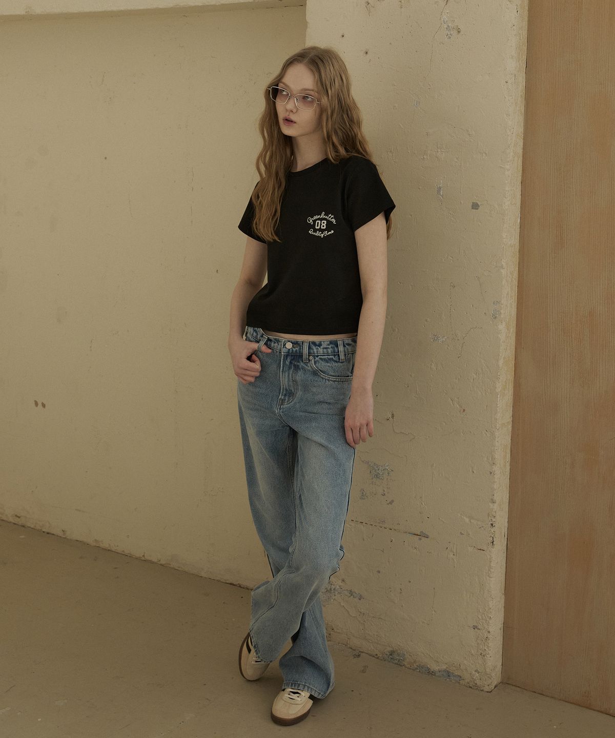그린버터(GREENBUTTER) Crop Cursive Tee (Black)