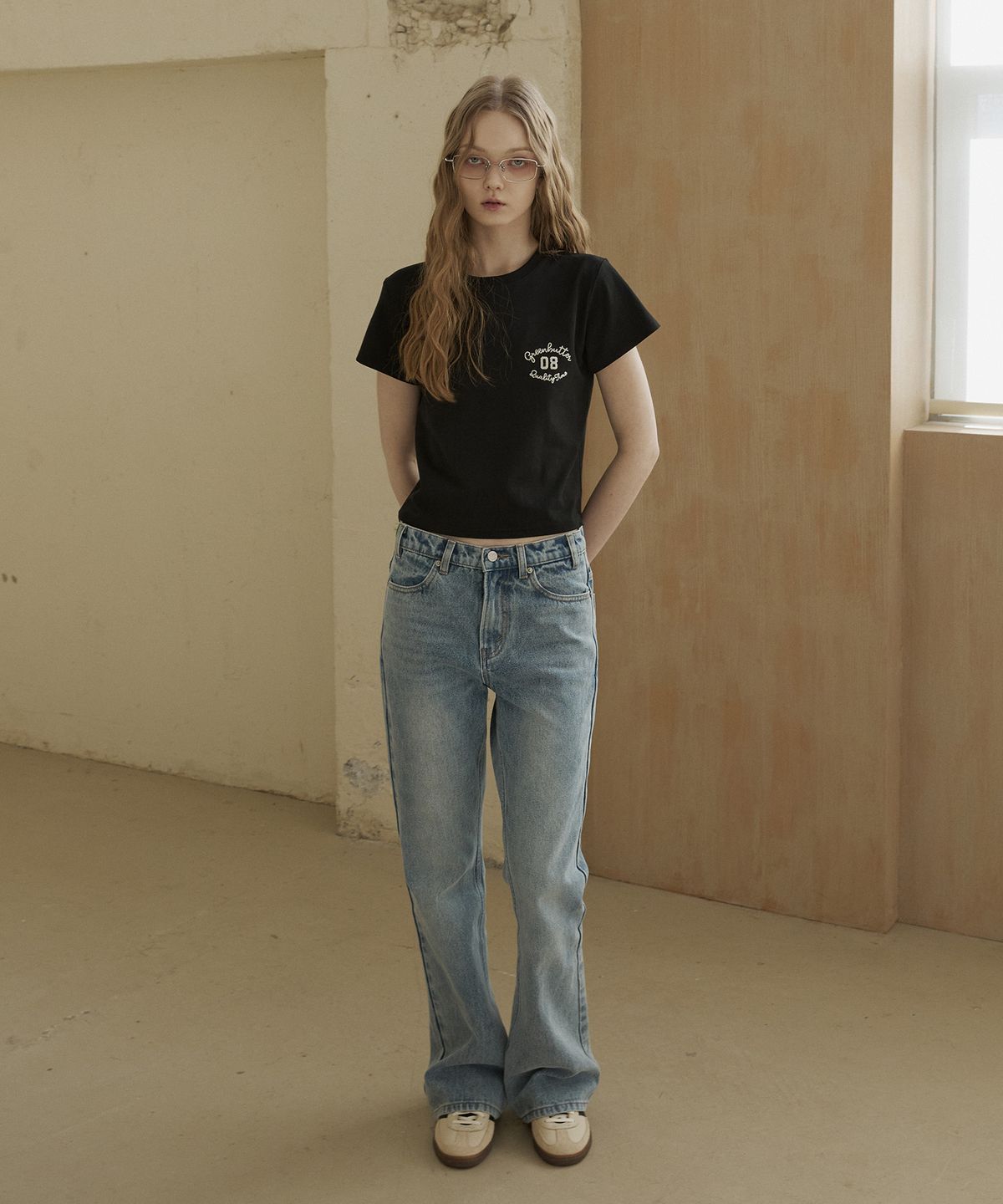 그린버터(GREENBUTTER) Crop Cursive Tee (Black)