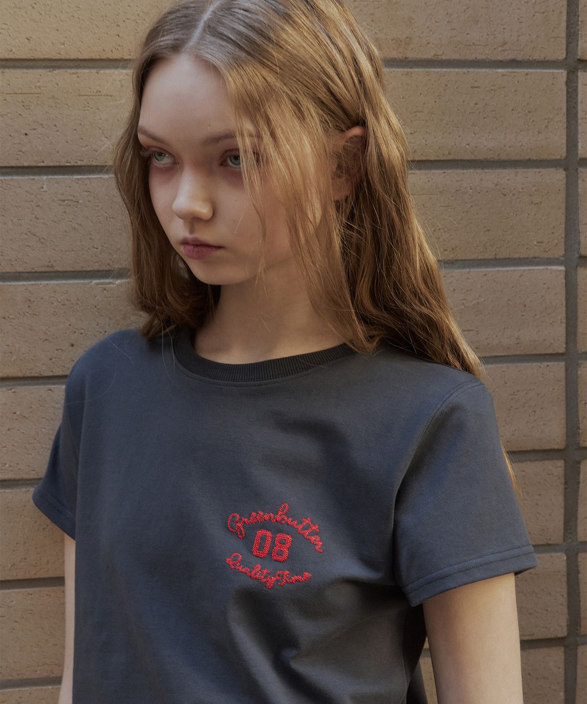 그린버터(GREENBUTTER) Crop Cursive Tee (Charcoal)