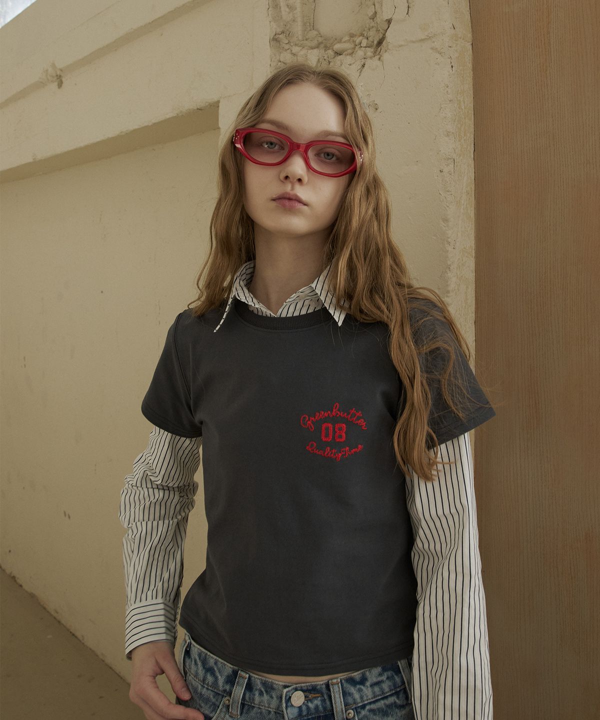 그린버터(GREENBUTTER) Crop Cursive Tee (Charcoal)