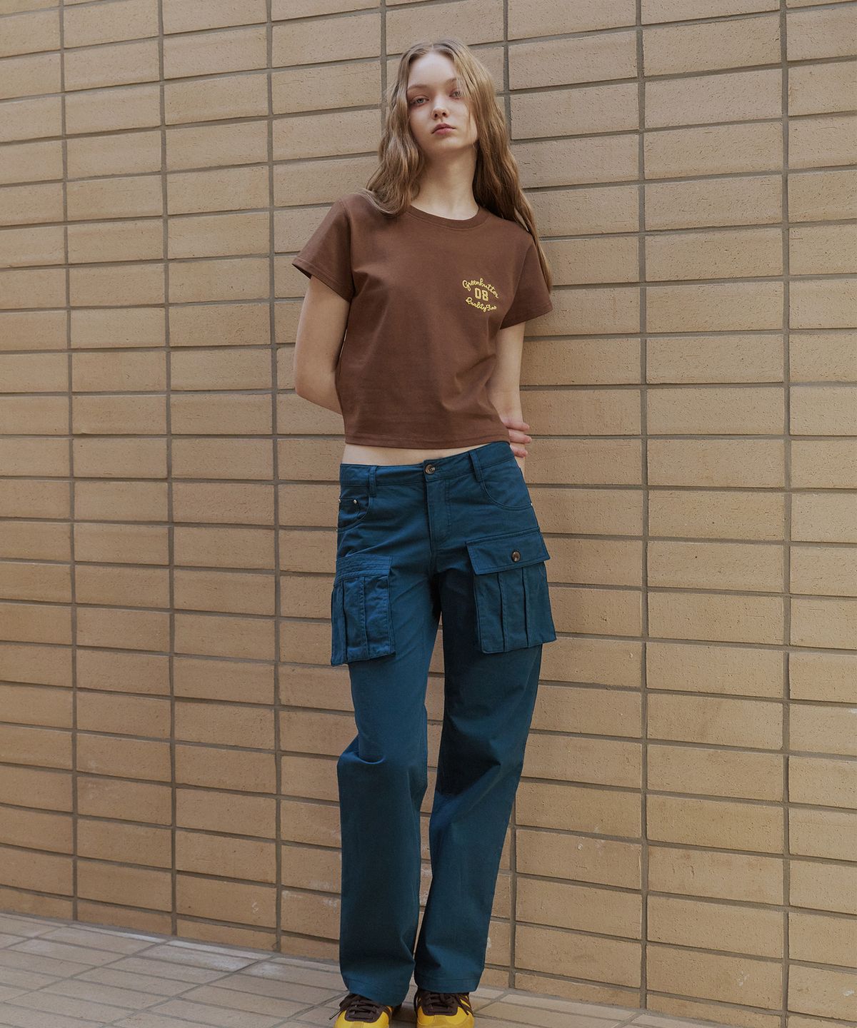 그린버터(GREENBUTTER) Crop Cursive Tee (Brown)
