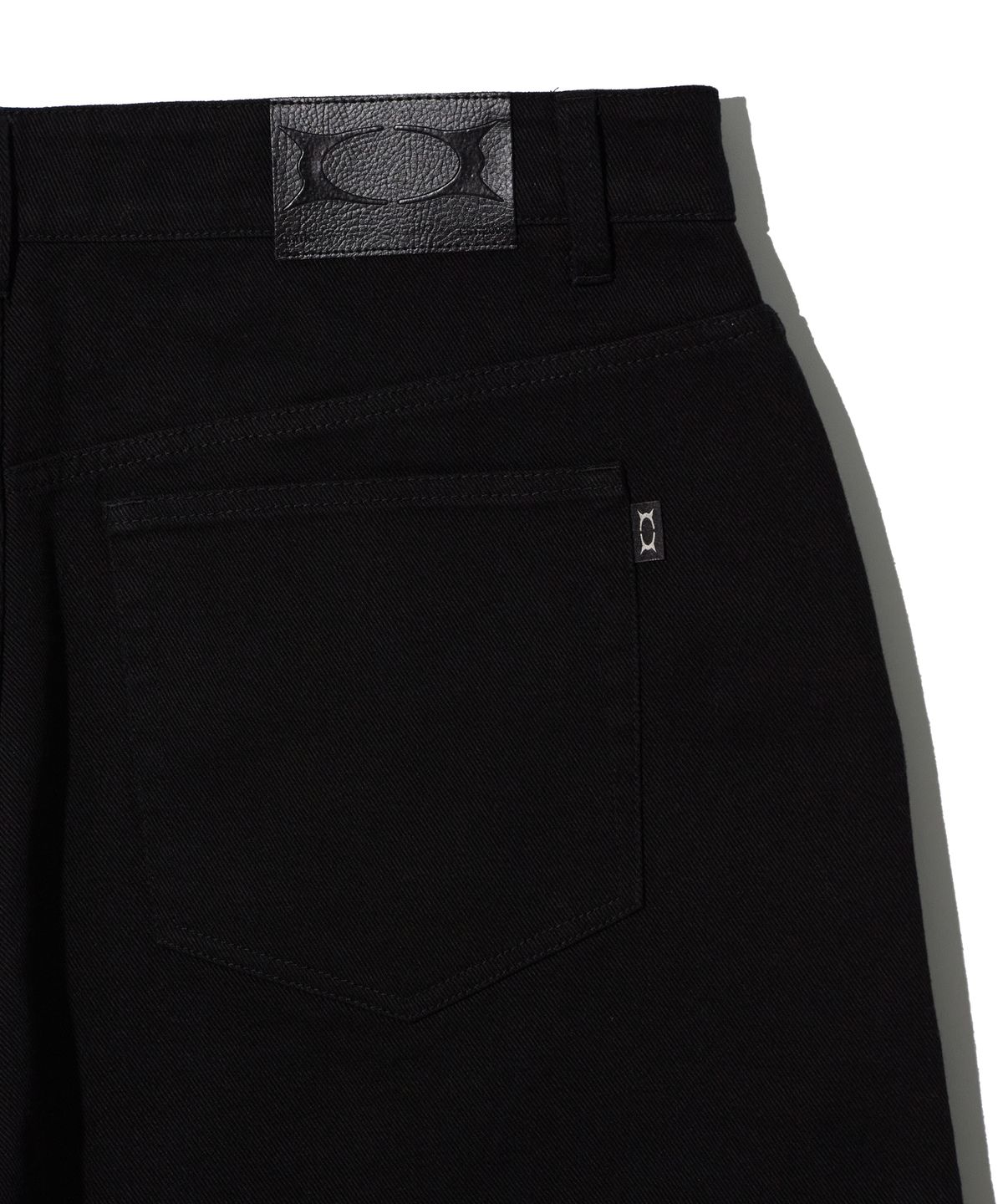 크리틱(CRITIC) LETTERING BERMUDA PANTS BLACK