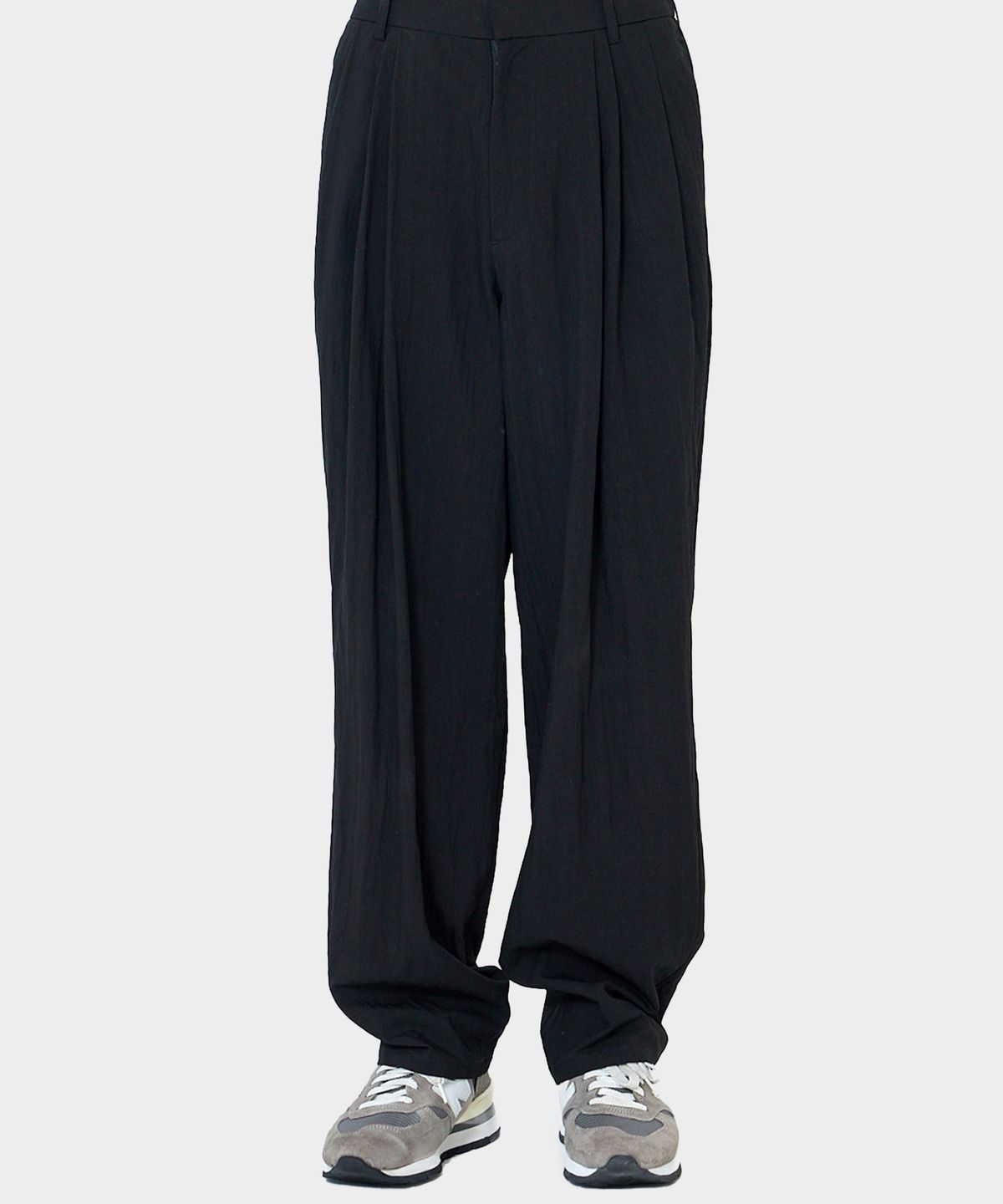 우석(WOOSUK) Pleated Traveler Pant (Black)