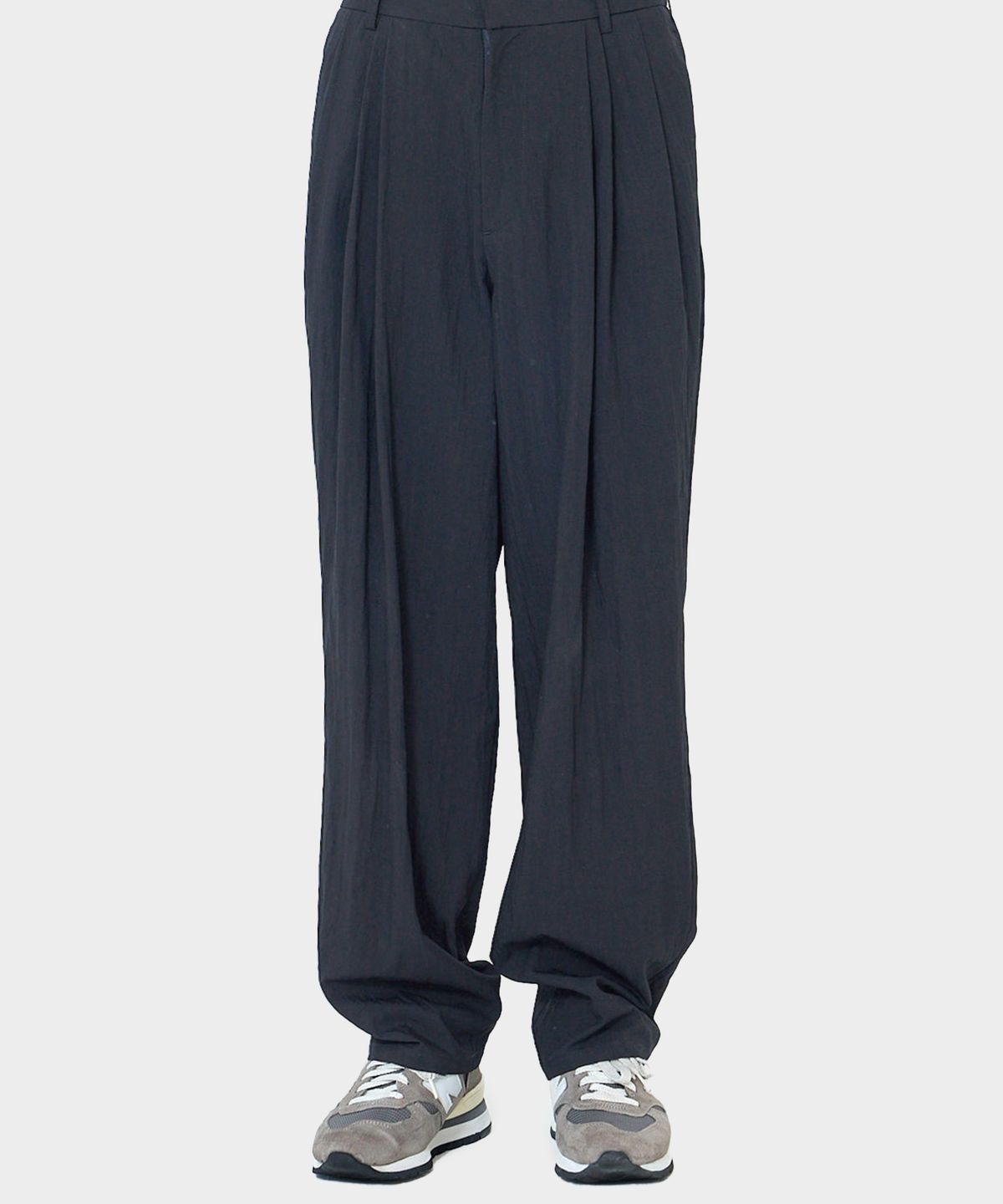 우석(WOOSUK) Pleated Traveler Pant (Blue Grey)