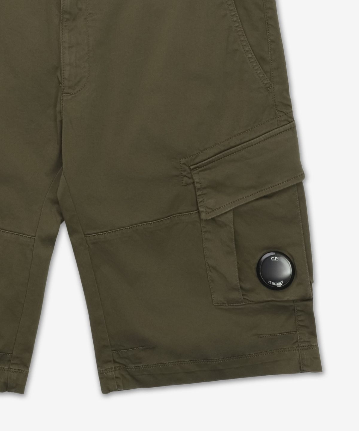 씨피 컴퍼니(CP Company) 새틴 스트레치 렌즈 카고 쇼츠 팬츠 - 아이비 그린 / 18CMBE116A005694G683