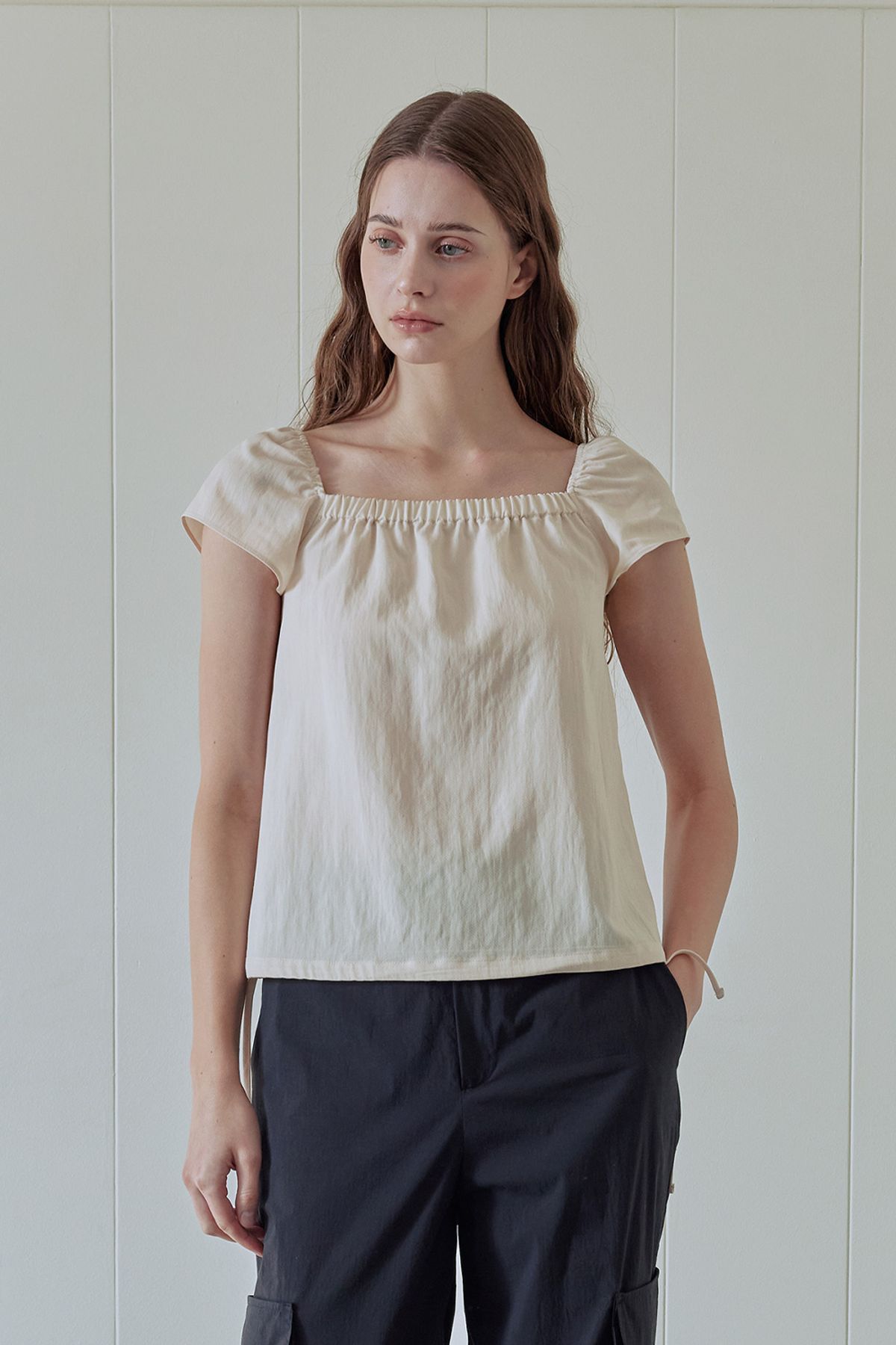 애프터아워즈(AFTERHOURS) RIBBON SHIRRING BLOUSE (ECRU)