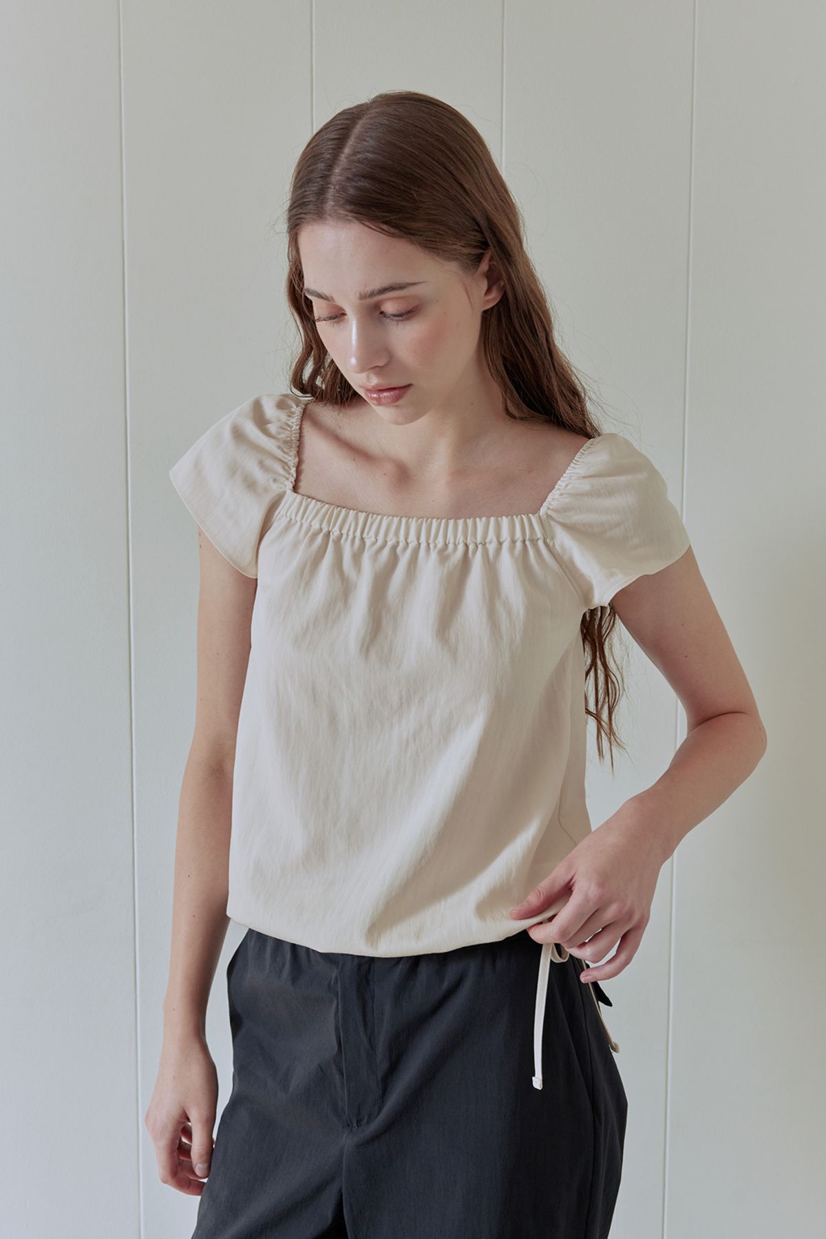애프터아워즈(AFTERHOURS) RIBBON SHIRRING BLOUSE (ECRU)