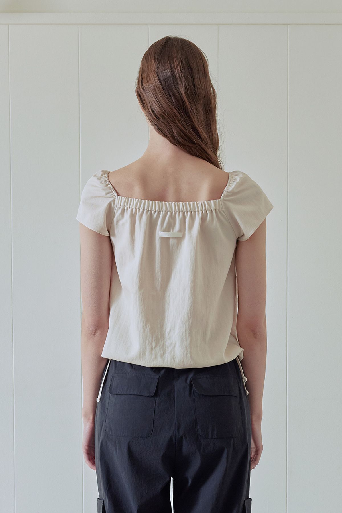 애프터아워즈(AFTERHOURS) RIBBON SHIRRING BLOUSE (ECRU)