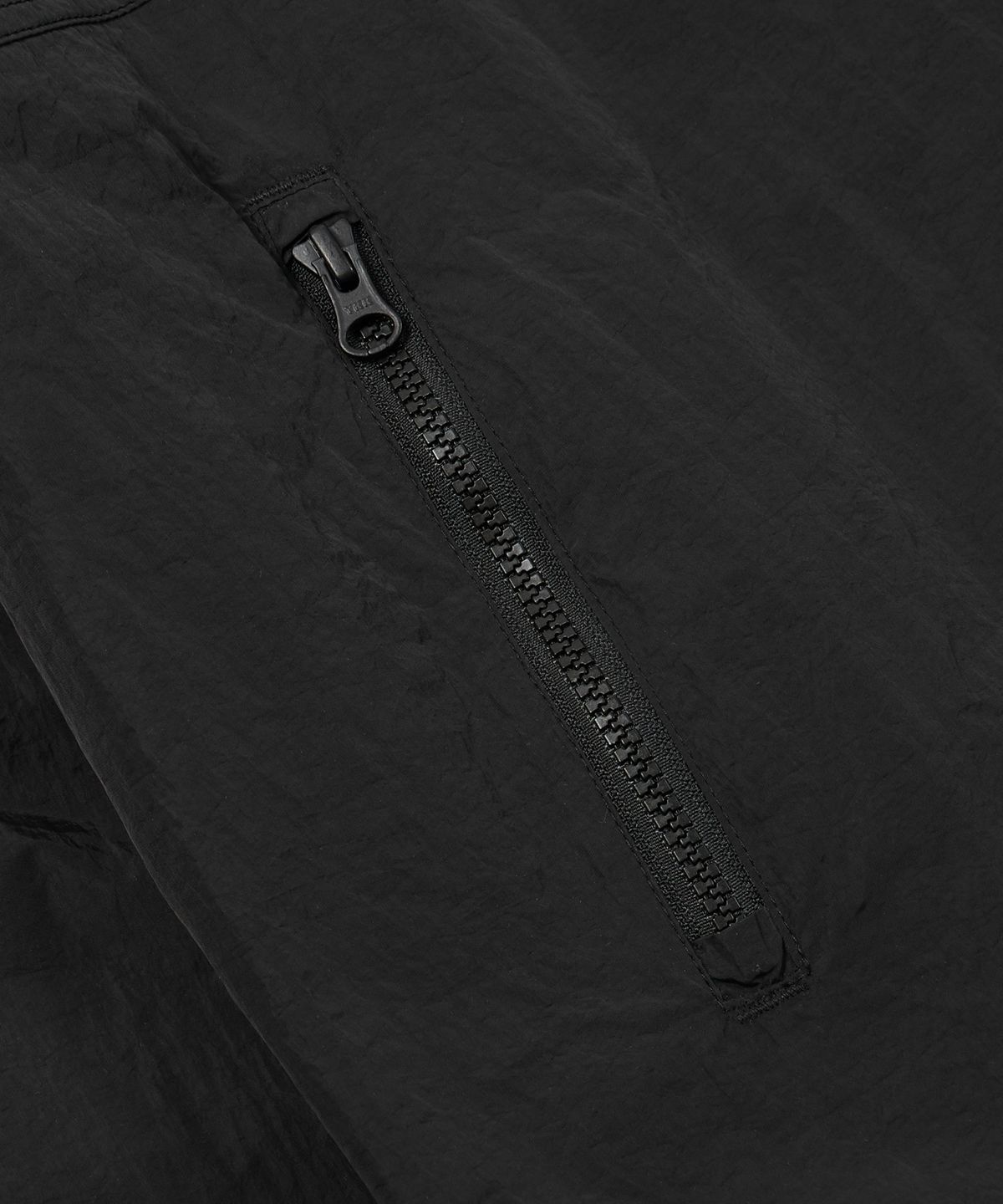 프리즘웍스(FRIZMWORKS) NYLON POCKET PULLOVER _ BLACK