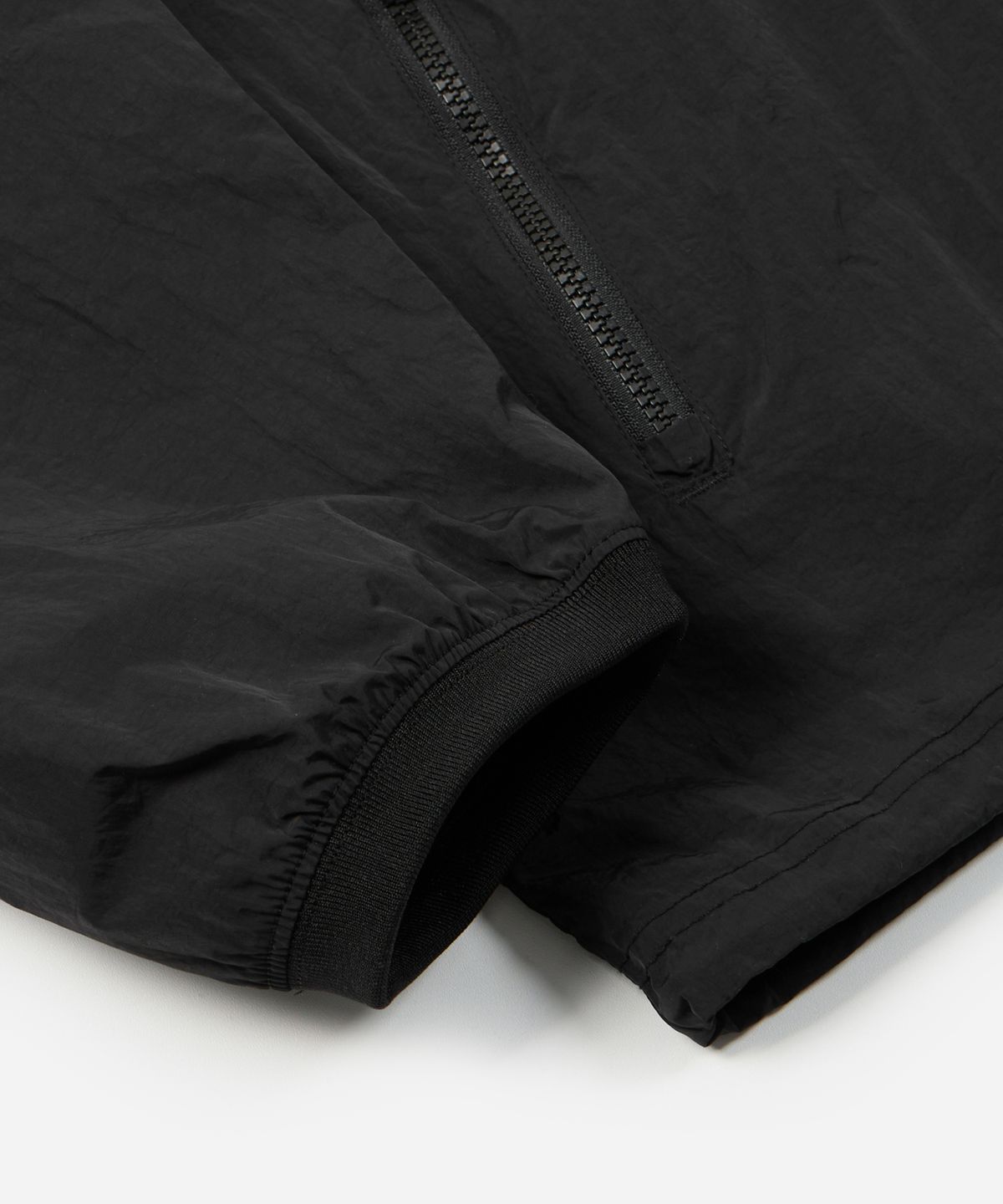 프리즘웍스(FRIZMWORKS) NYLON POCKET PULLOVER _ BLACK