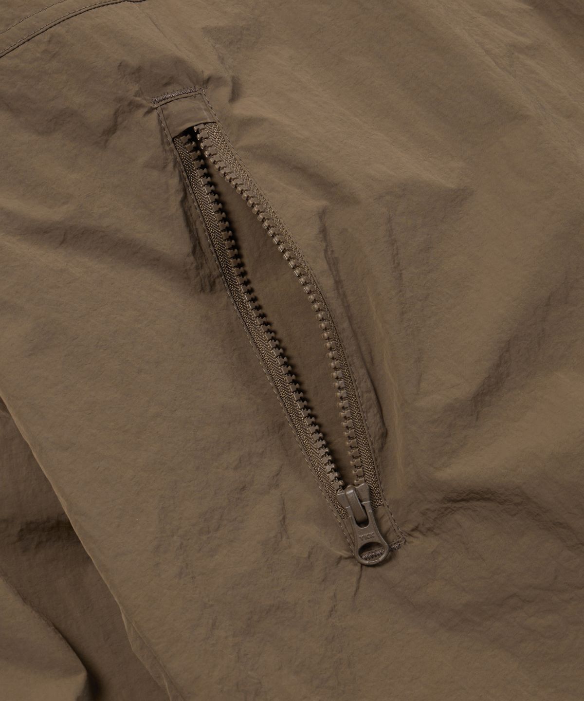 프리즘웍스(FRIZMWORKS) NYLON POCKET PULLOVER _ BROWN