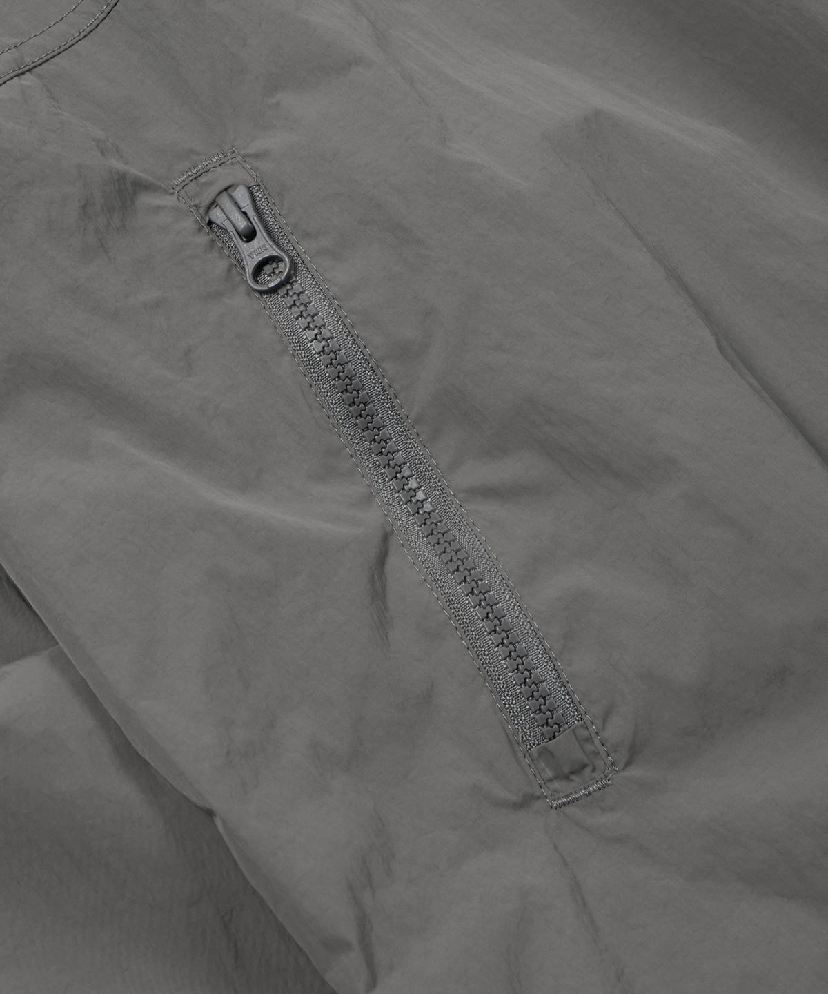 프리즘웍스(FRIZMWORKS) NYLON POCKET PULLOVER _ DEEP GRAY