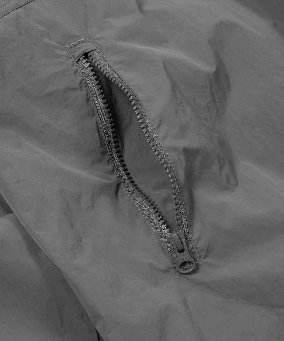 프리즘웍스(FRIZMWORKS) NYLON POCKET PULLOVER _ DEEP GRAY