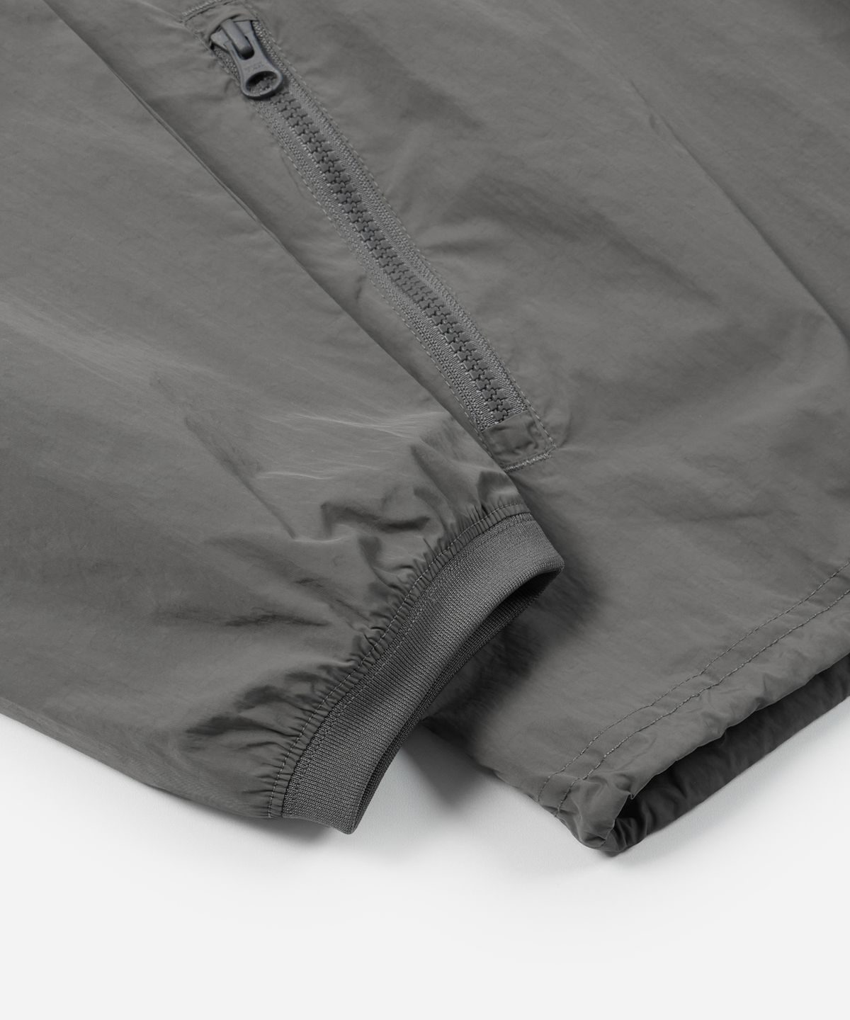 프리즘웍스(FRIZMWORKS) NYLON POCKET PULLOVER _ DEEP GRAY