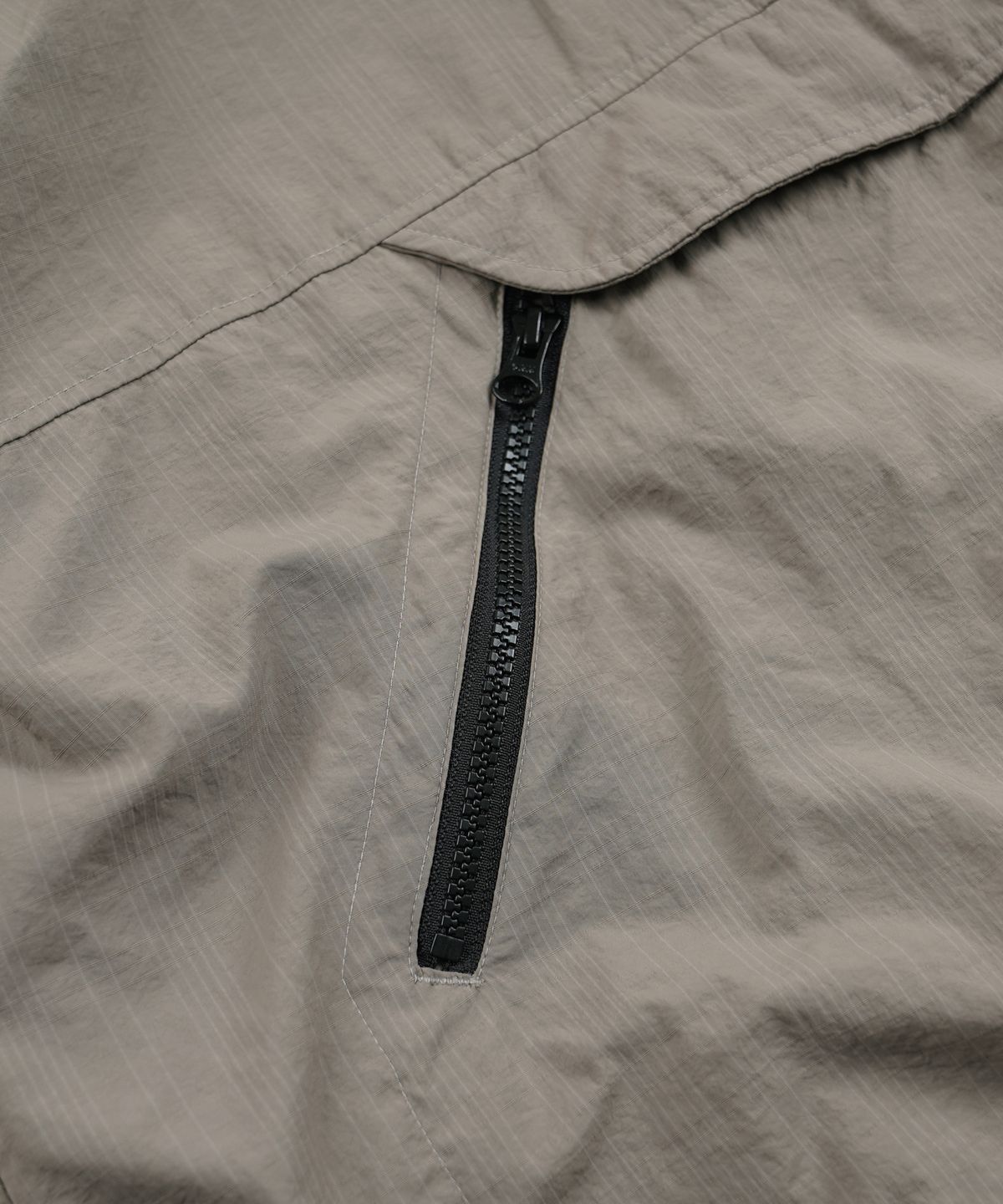 프리즘웍스(FRIZMWORKS) MONDRIAN LIGHT ANORAK PARKA _ MUD