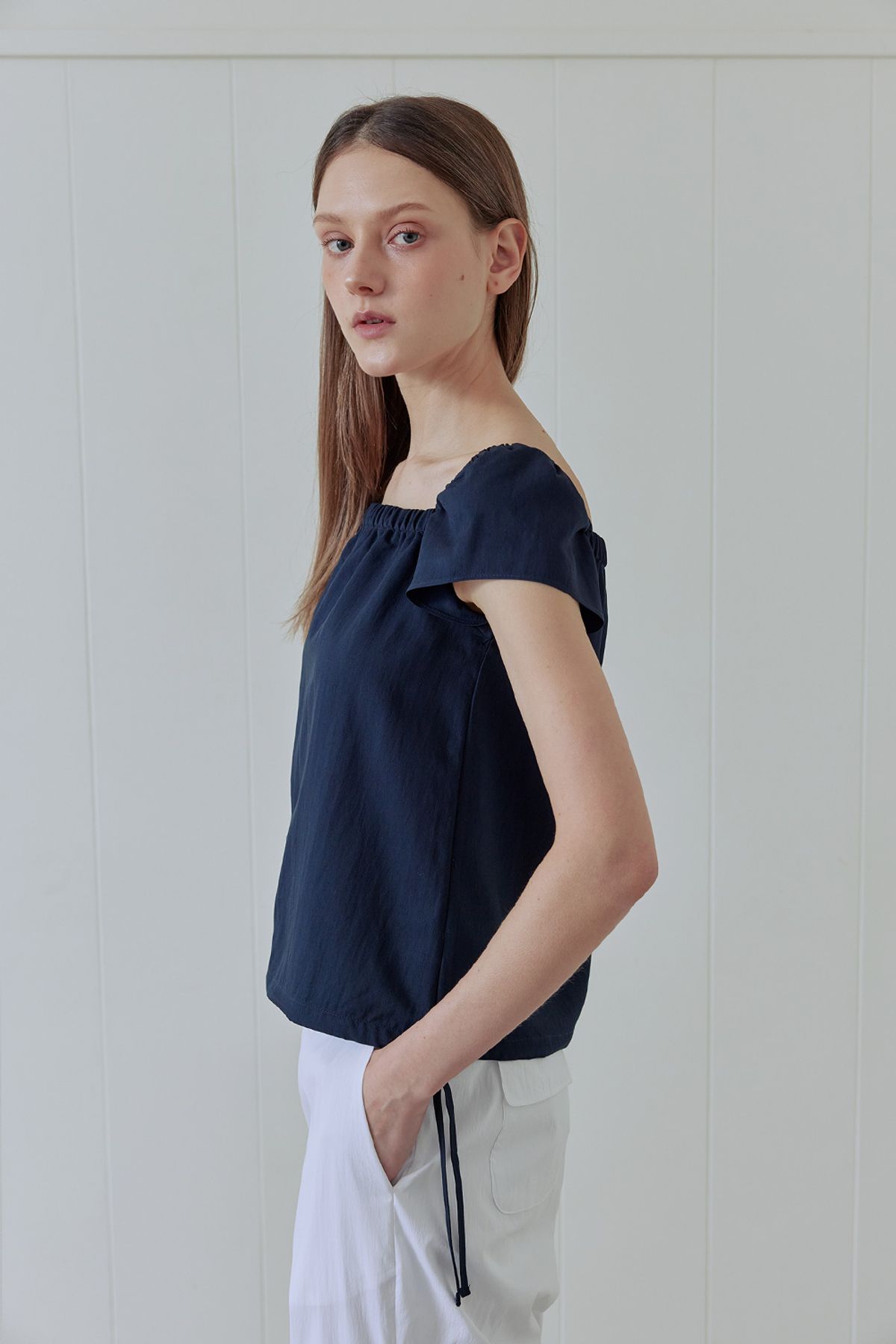 애프터아워즈(AFTERHOURS) RIBBON SHIRRING BLOUSE (NAVY)