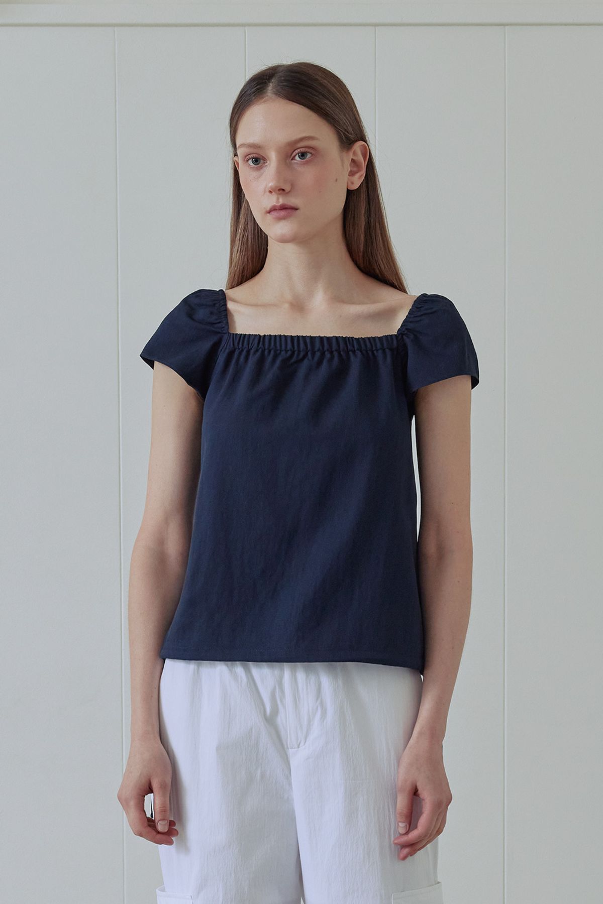 애프터아워즈(AFTERHOURS) RIBBON SHIRRING BLOUSE (NAVY)