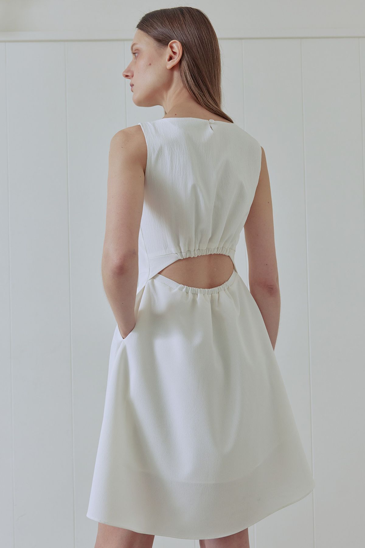 애프터아워즈(AFTERHOURS) FLUID MIDI DRESS (WHITE)