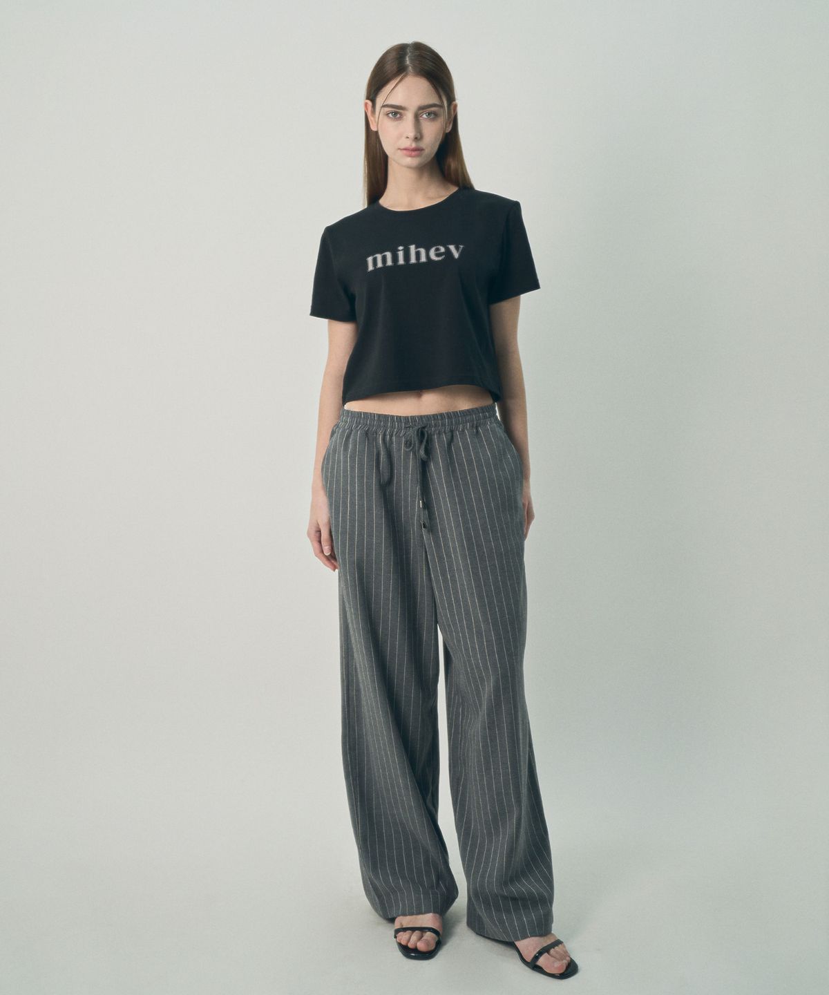 미헤브(MIHEV) 미헤브 그래픽 로고 크롭 티셔츠 블랙