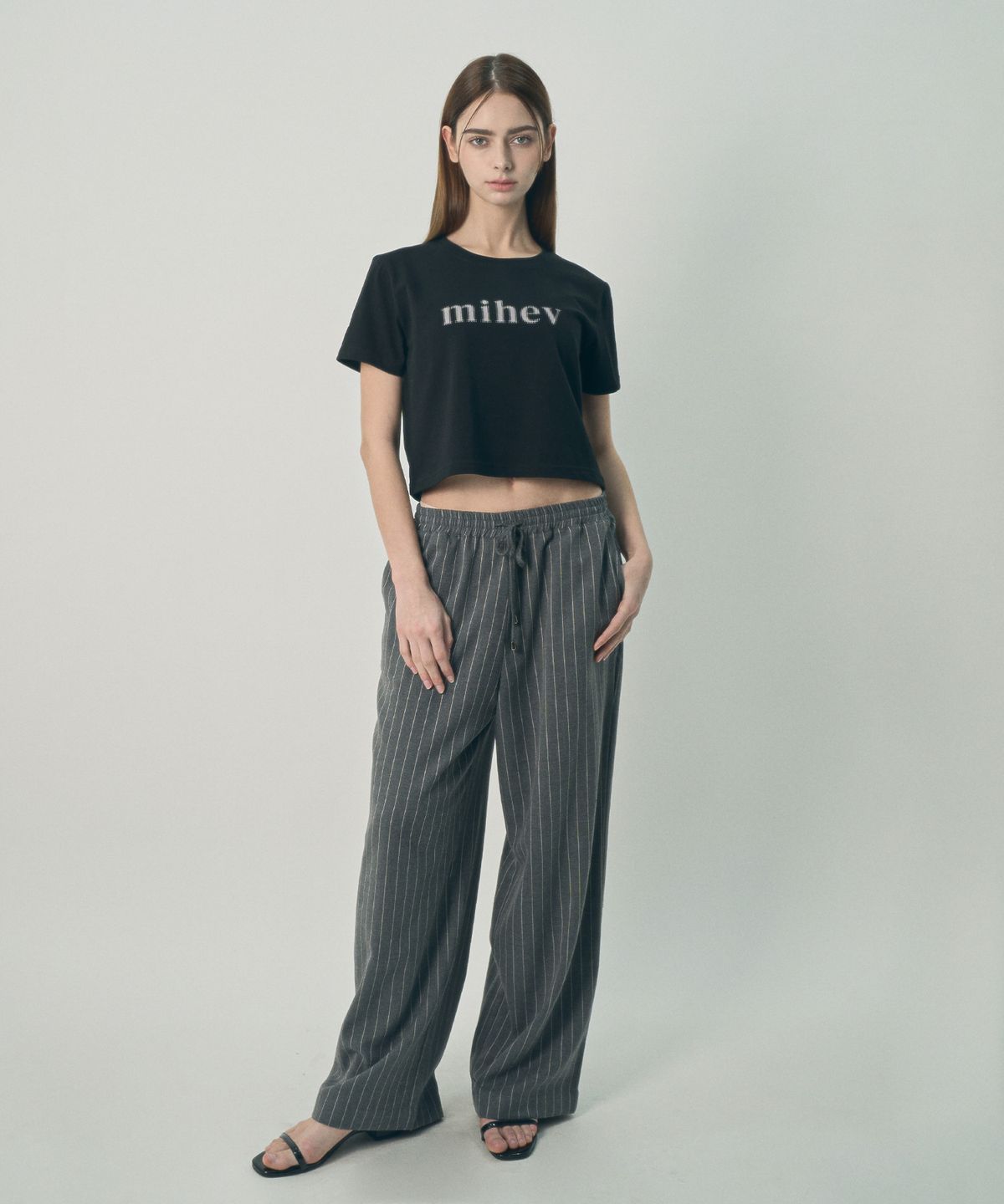 미헤브(MIHEV) 미헤브 그래픽 로고 크롭 티셔츠 블랙