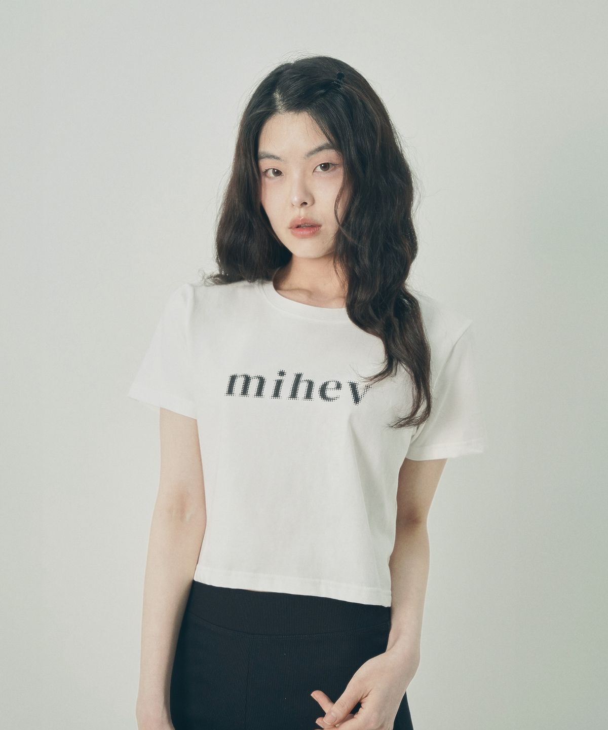 미헤브(MIHEV) 미헤브 그래픽 로고 크롭 티셔츠 화이트