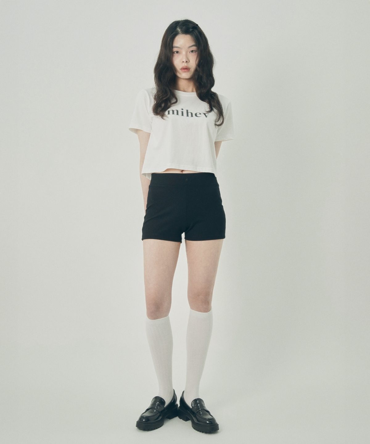 미헤브(MIHEV) 미헤브 그래픽 로고 크롭 티셔츠 화이트