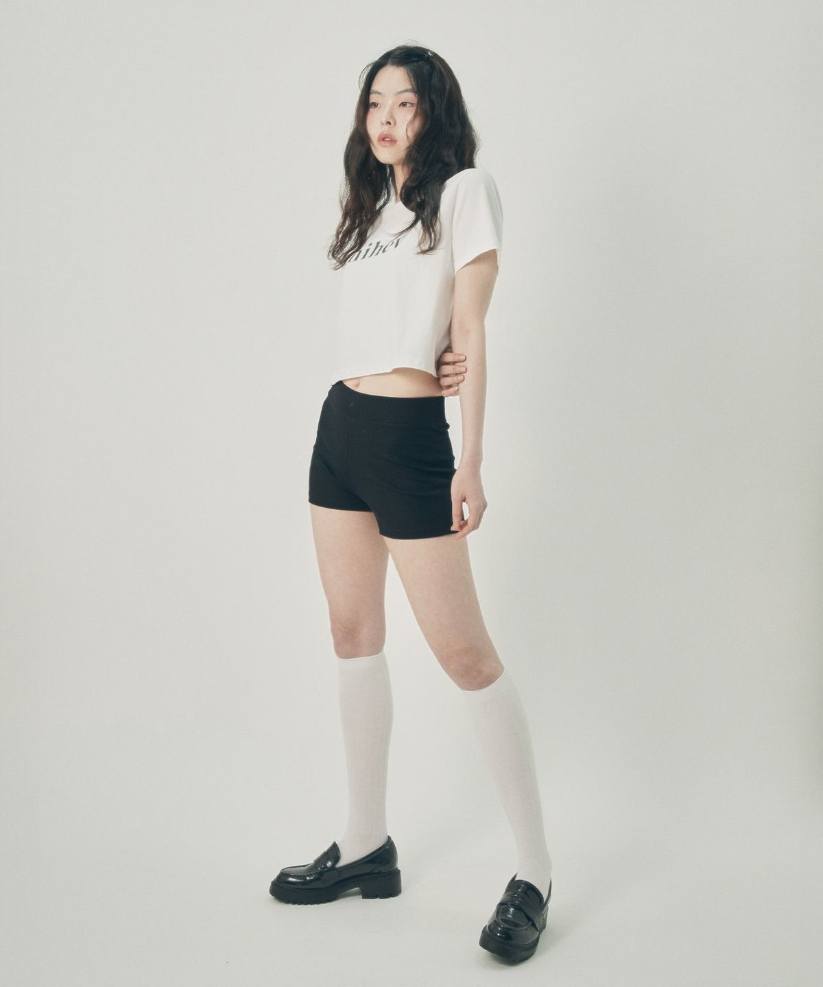 미헤브(MIHEV) 미헤브 그래픽 로고 크롭 티셔츠 화이트