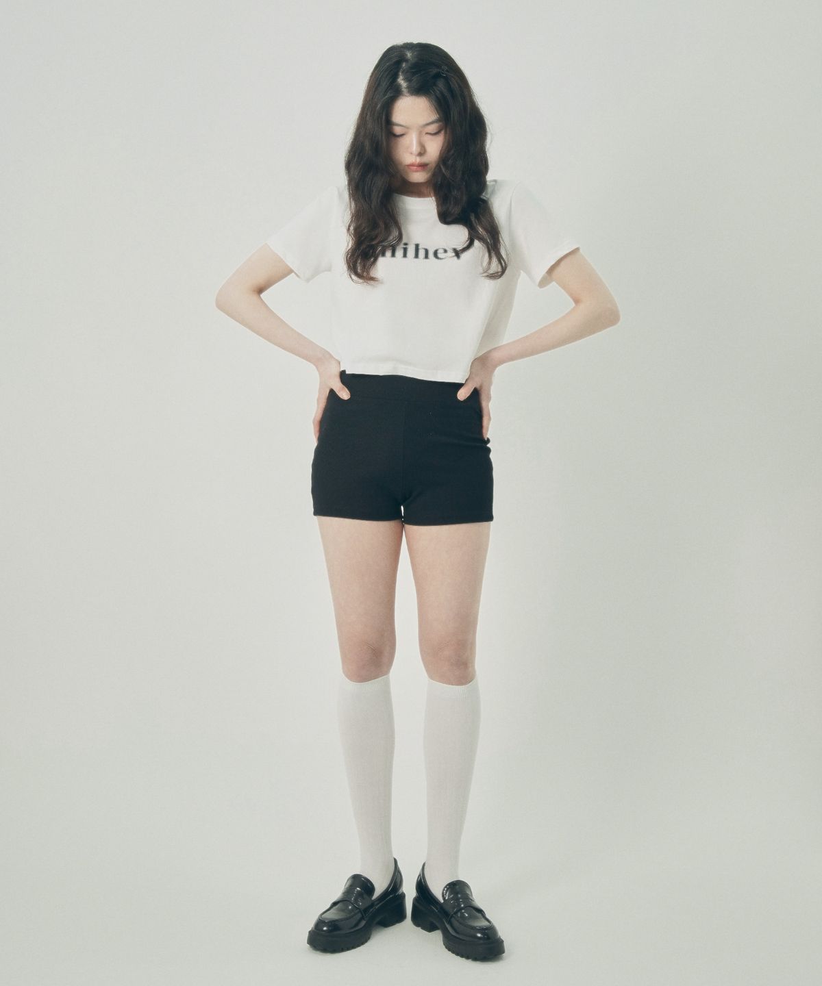 미헤브(MIHEV) 미헤브 그래픽 로고 크롭 티셔츠 화이트