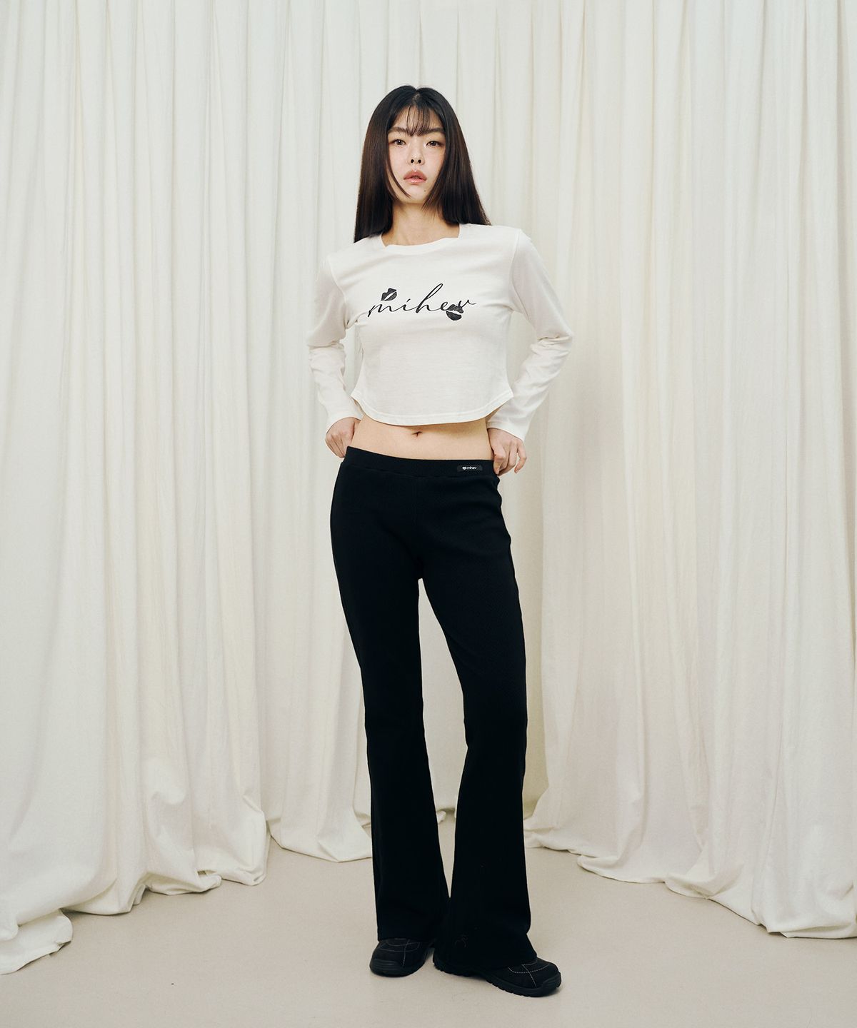 미헤브(MIHEV) 미헤브 립 그래픽 크롭 롱슬리브 화이트