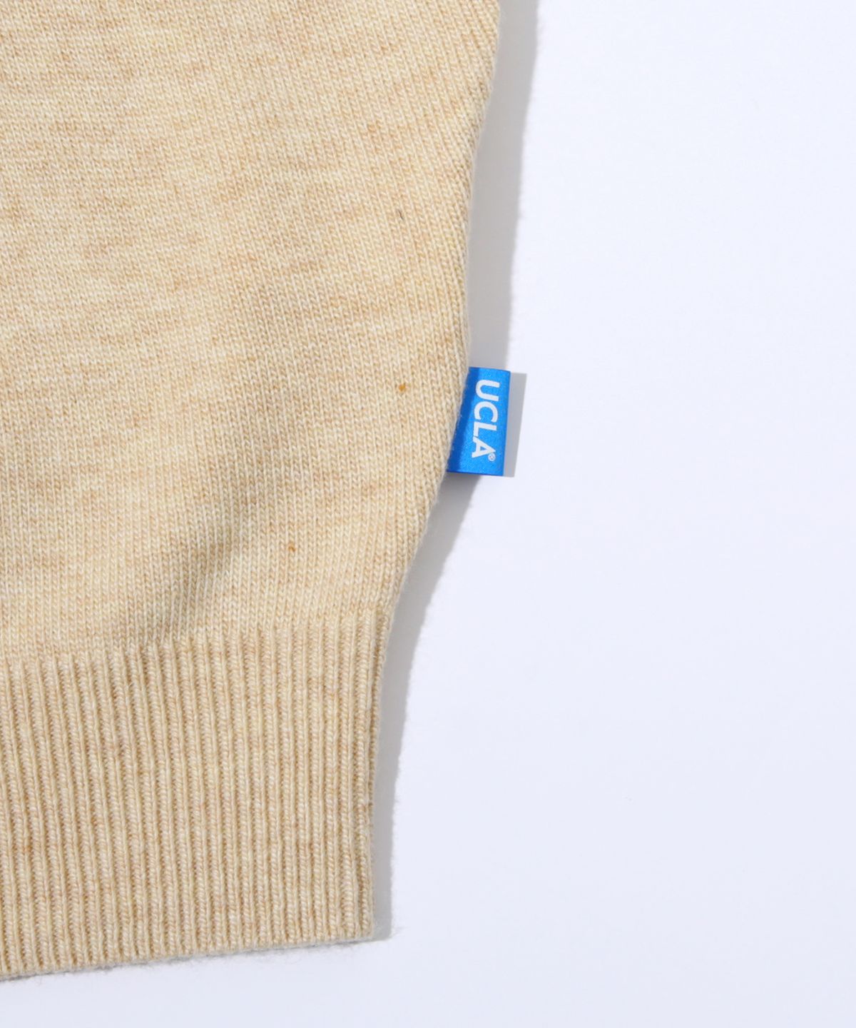 유씨엘에이(UCLA) 여성 일러스트 쟈가드 라운드넥 스웨터[BEIGE](UB2LK83)