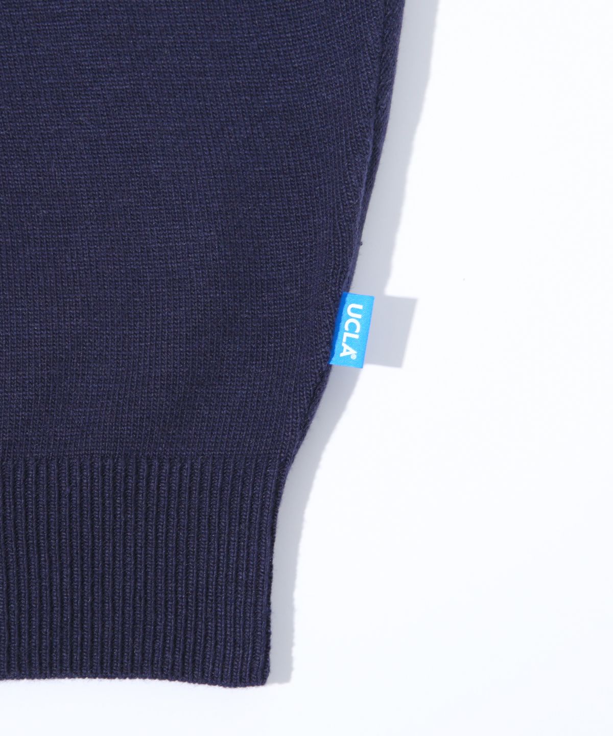 유씨엘에이(UCLA) 여성 일러스트 쟈가드 라운드넥 스웨터[NAVY](UB2LK83)