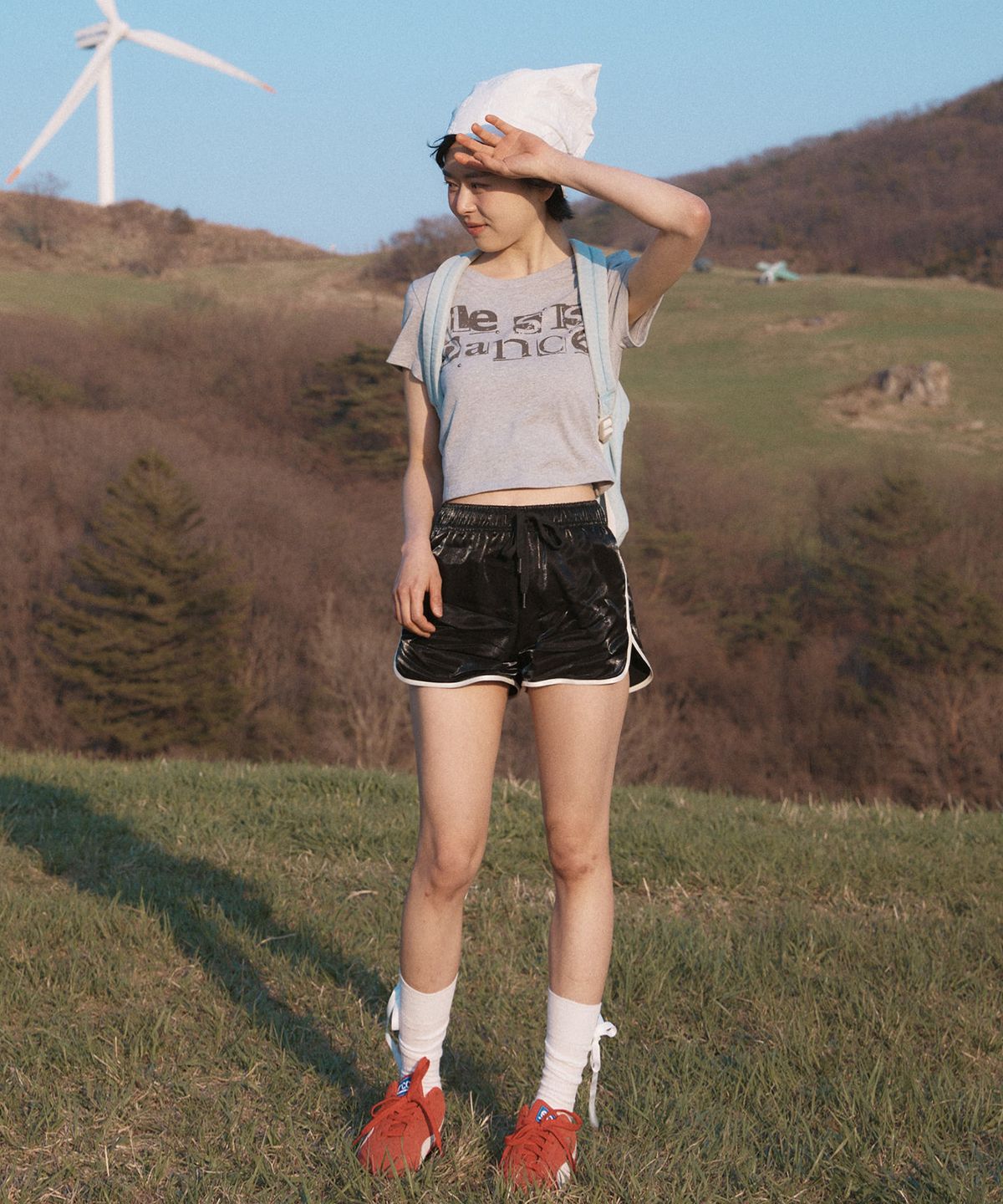 엘무드 우먼(LMOOD WOMEN) 피어스 아트워크 하프 티셔츠 멜란지 그레이