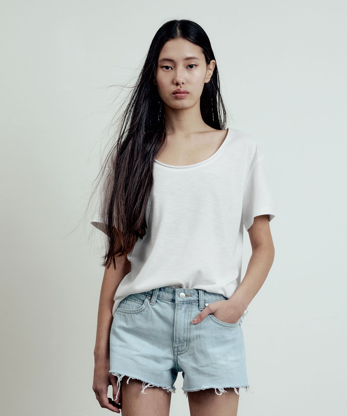 엘무드 우먼(LMOOD WOMEN) 제인 슬러브 유넥 하프 슬리브 티셔츠 화이트