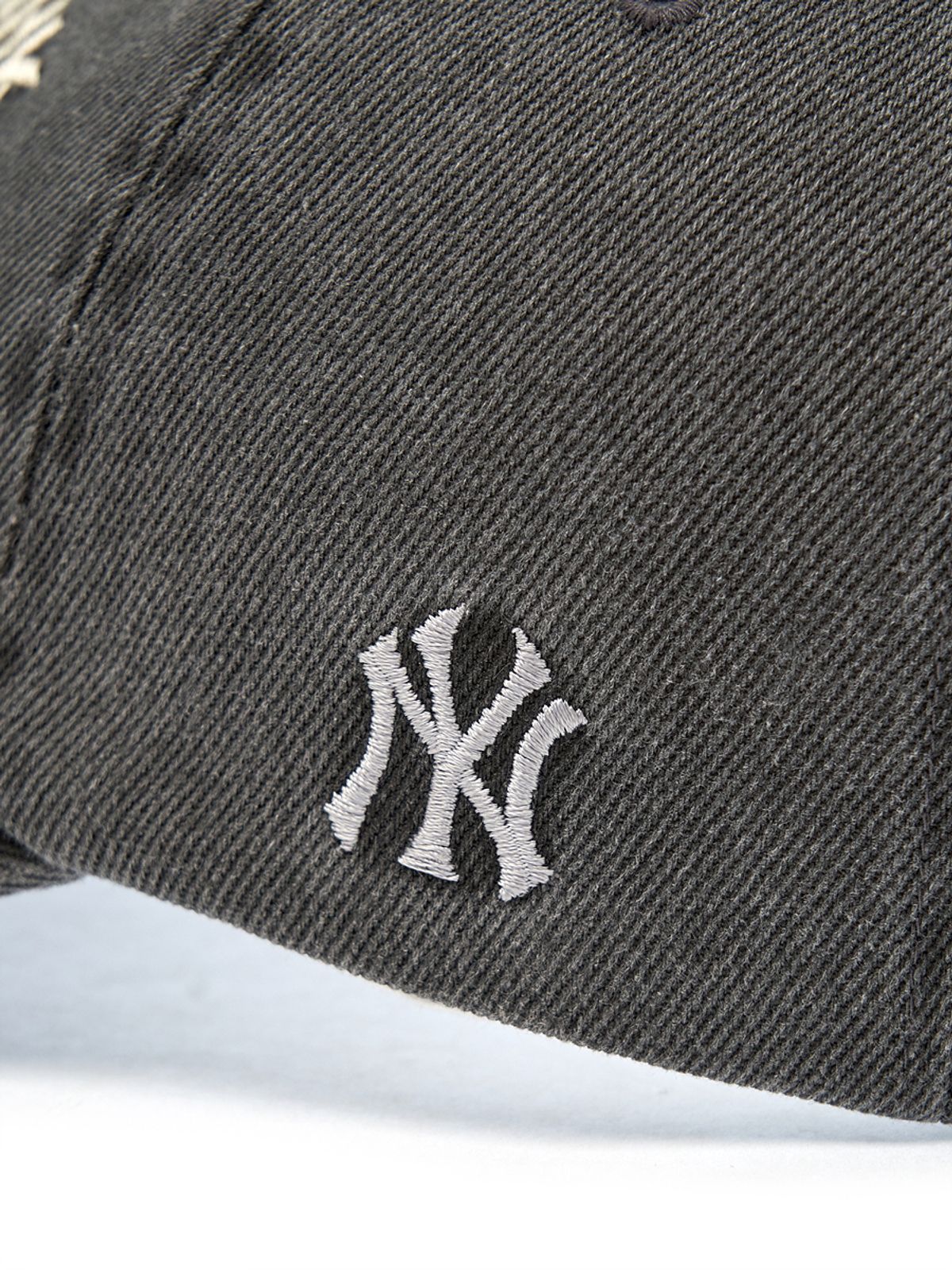엠엘비(MLB) 바시티 빈티지 컬시브 스티치 언스트럭쳐 볼캡 NY (Charcoal Grey)