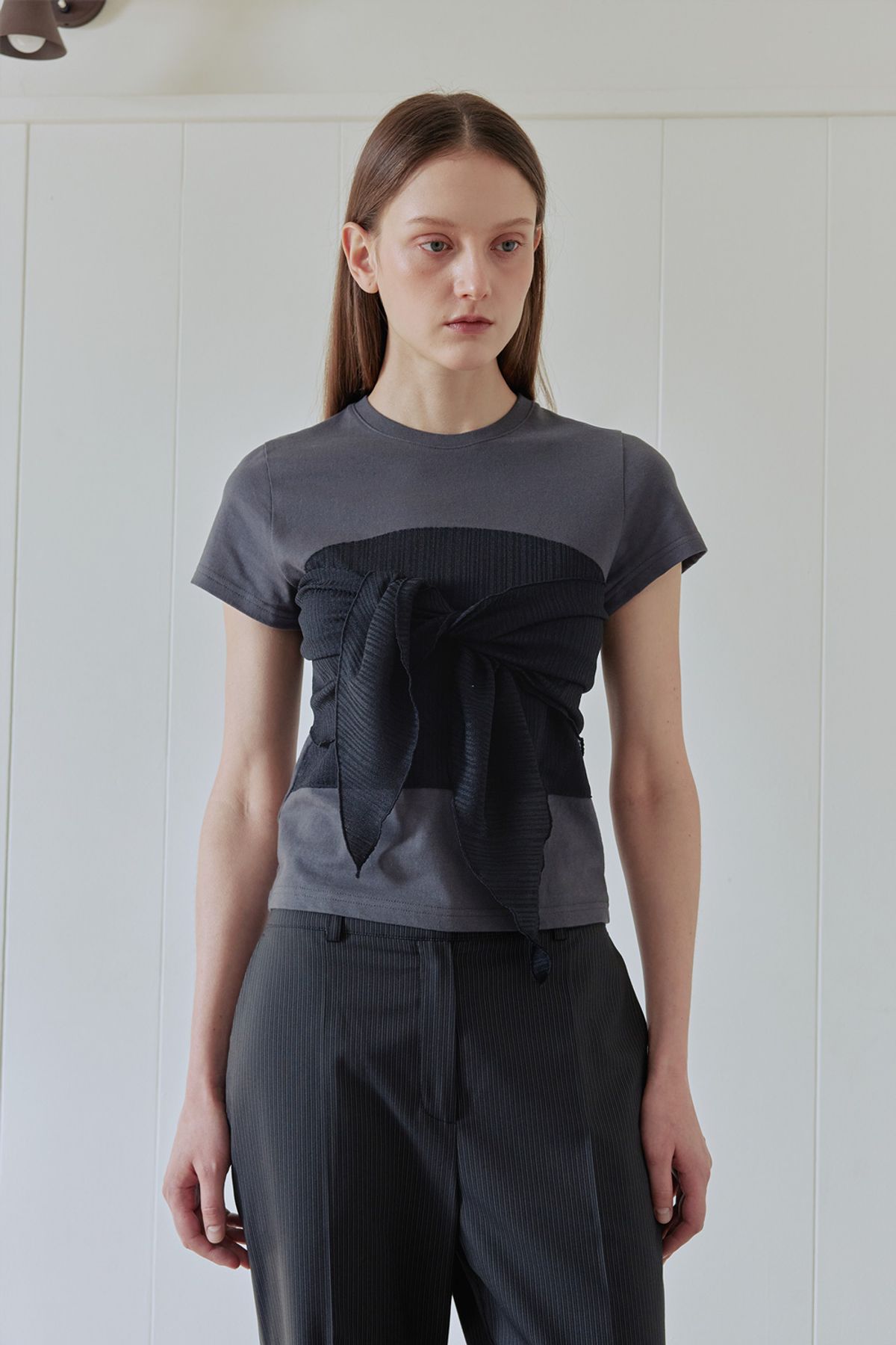 애프터아워즈(AFTERHOURS) BUTTERFLY KNOTTED HALF-TOP (CHARCOAL)