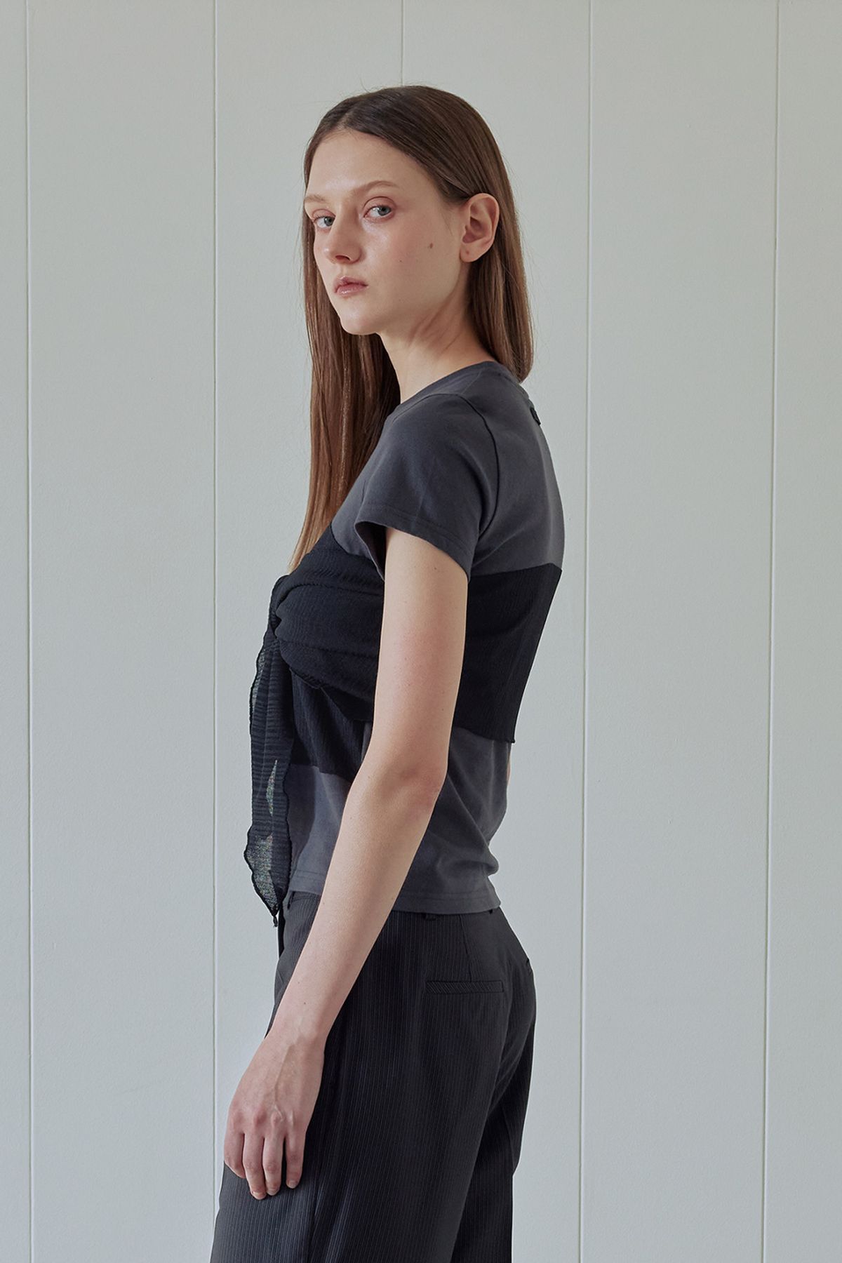 애프터아워즈(AFTERHOURS) BUTTERFLY KNOTTED HALF-TOP (CHARCOAL)