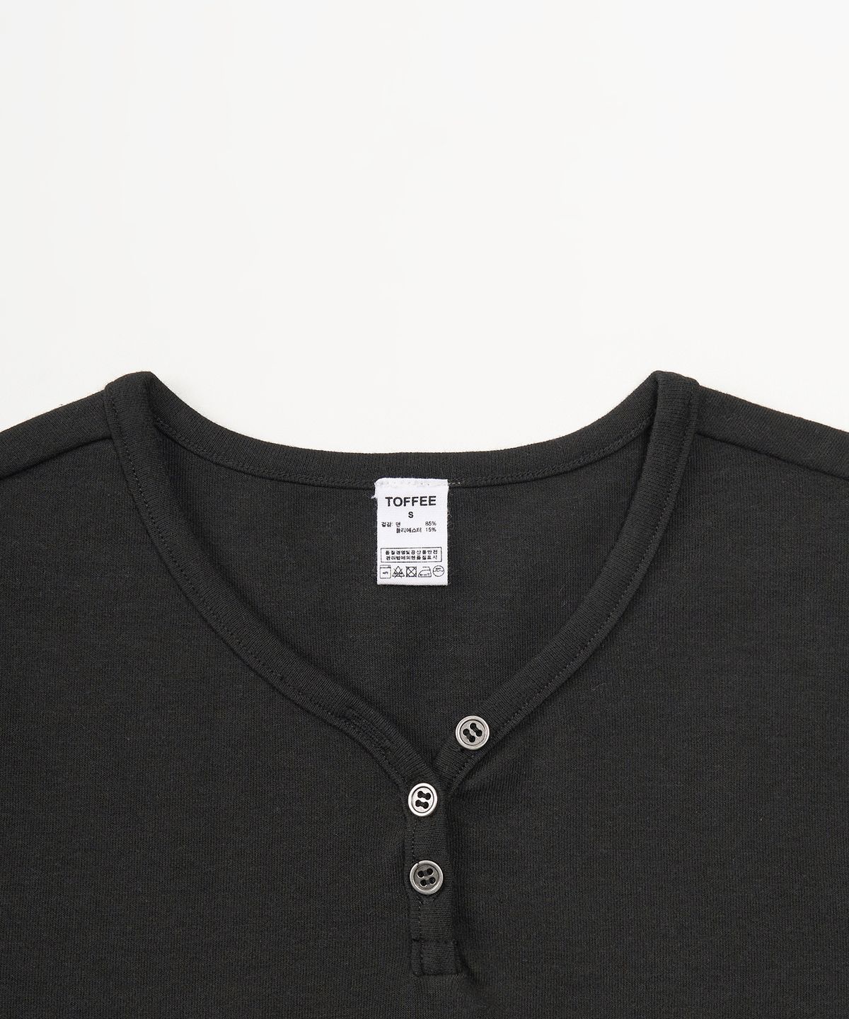 토피 우먼(TOFFEE WOMEN) W 라운드 넥 버튼 티셔츠 (BLACK)