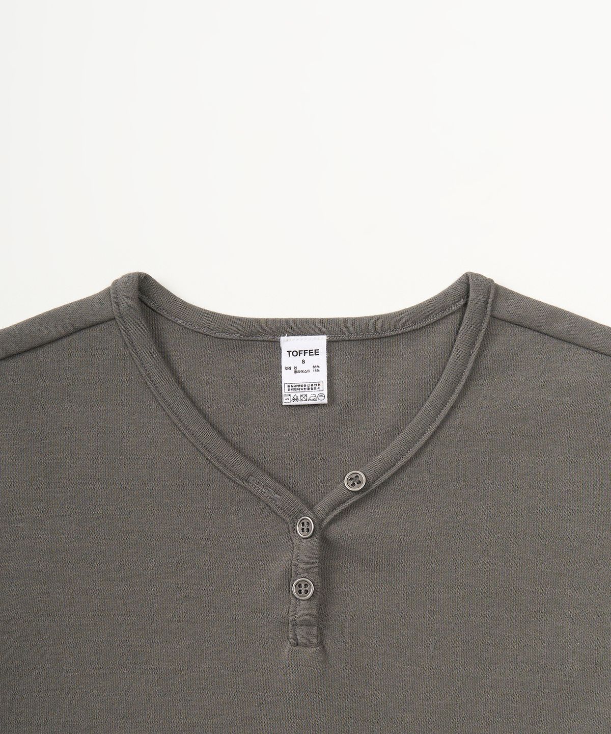 토피 우먼(TOFFEE WOMEN) W 라운드 넥 버튼 티셔츠 (CHARCOAL)