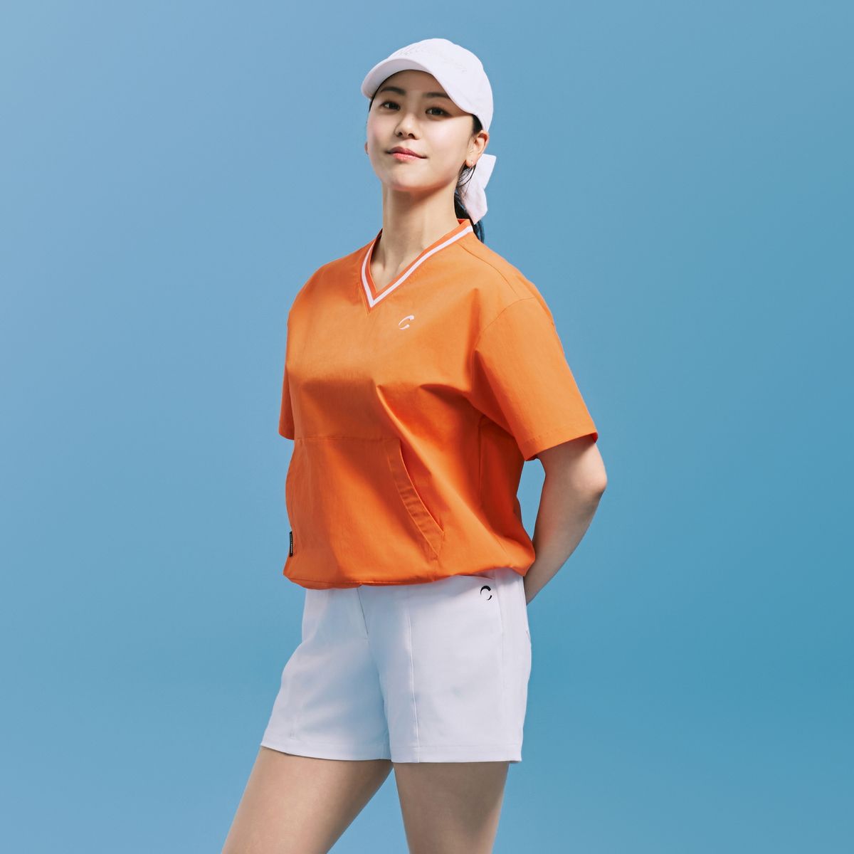 챌린저(CHALLENGER) 여성 에센셜 캥거루 포켓 V넥 반팔 우븐탑 오렌지