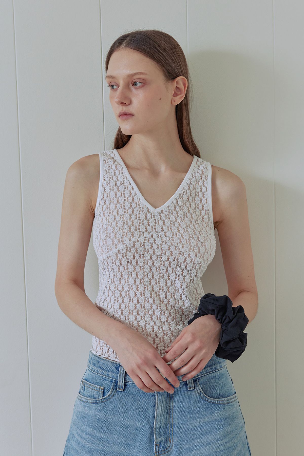 애프터아워즈(AFTERHOURS) V-NECK LACE SLEEVELESS TOP (WHITE)